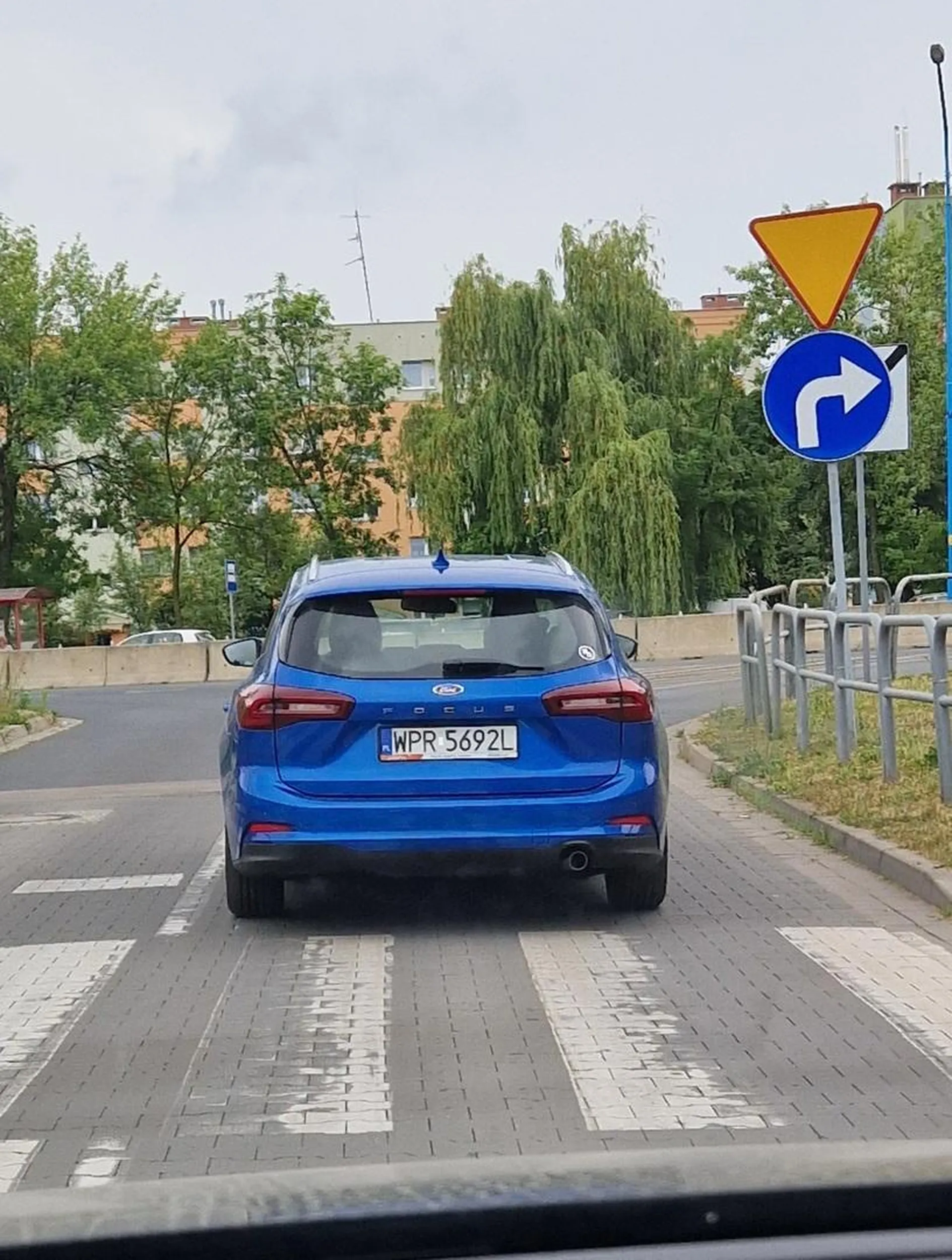 Uwaga! Nie stosuje się do znaków pionowych i poziomych oraz sygnalizacji świetlnej. Prawie zabił pieszych na oznakowanym przejściu jadąc z ogromną prędkością! Zajeżdża drogę jak szeryf, hamuje bez powodu.