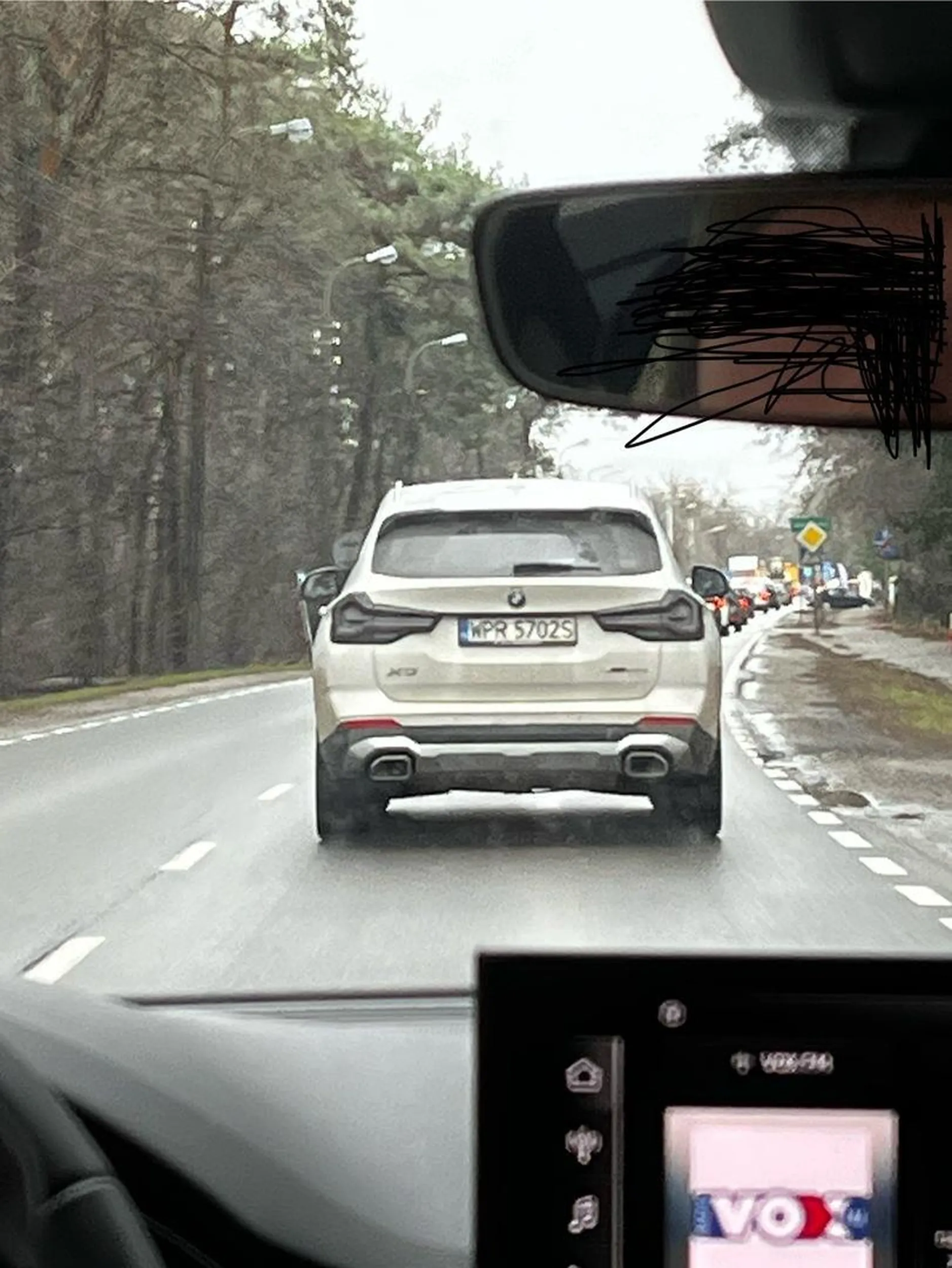 Cham z Pruszkowa wyprzedza z pasów do skrętu na czerwonym świetle i pluje innym w twarz w swoim białym BMW X3