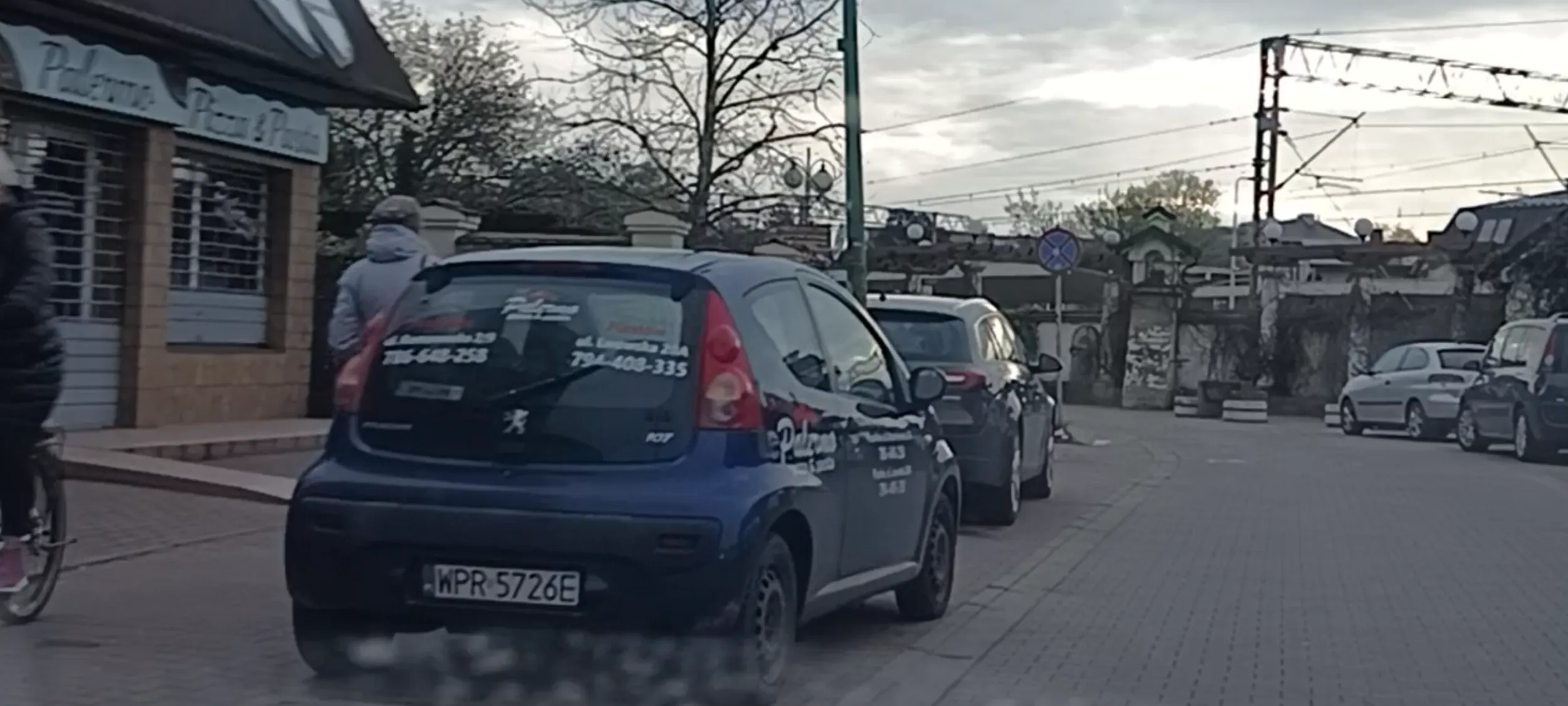 Stoisz na zakazie zatrzymywania się i postoju na chodniku. Siadaj Jasiu, pała!