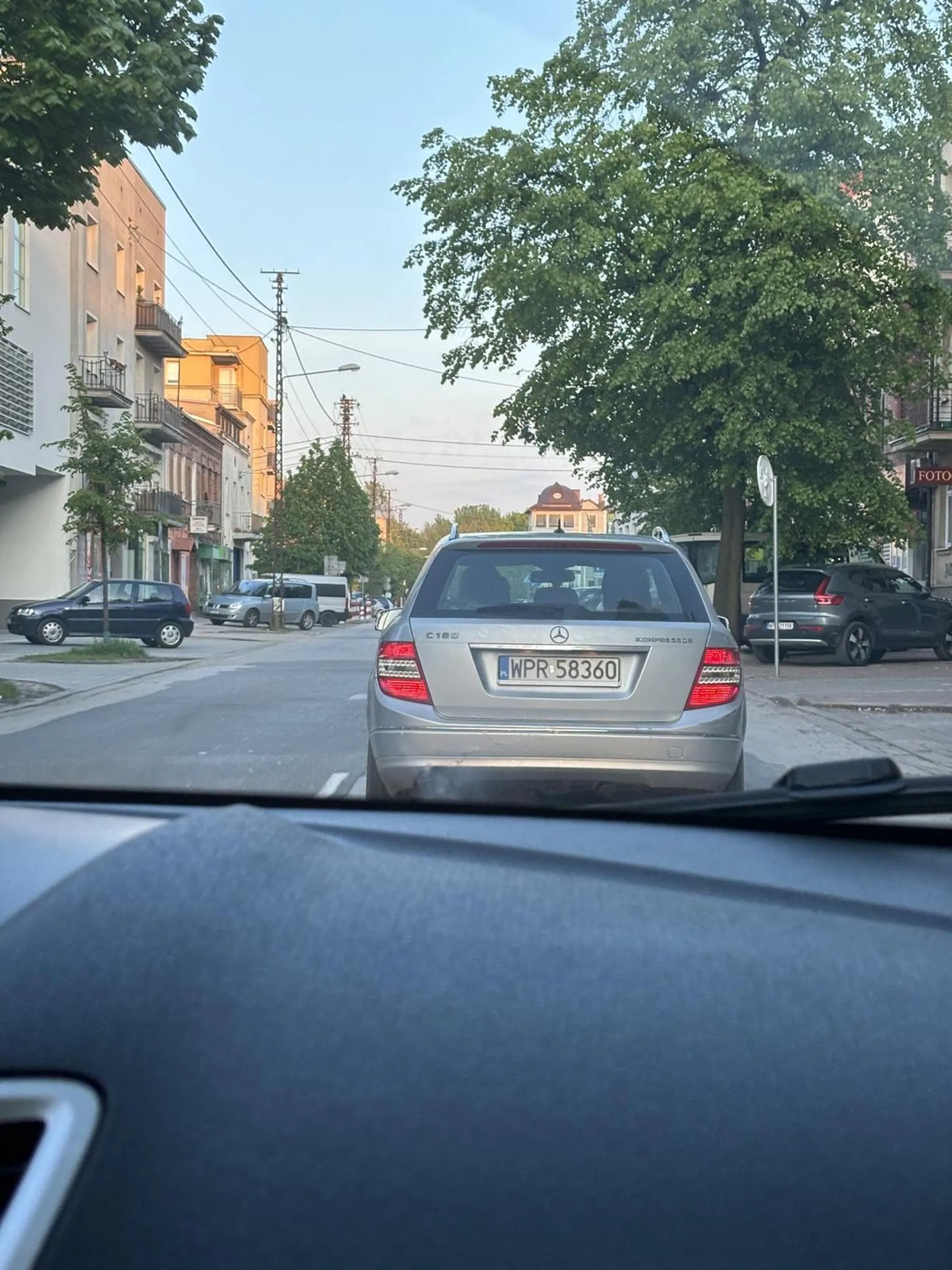 Naucz się babo jeździć. Przed skrzyżowaniem trzeba się zatrzymać, a nie pod kogoś wjeżdżać