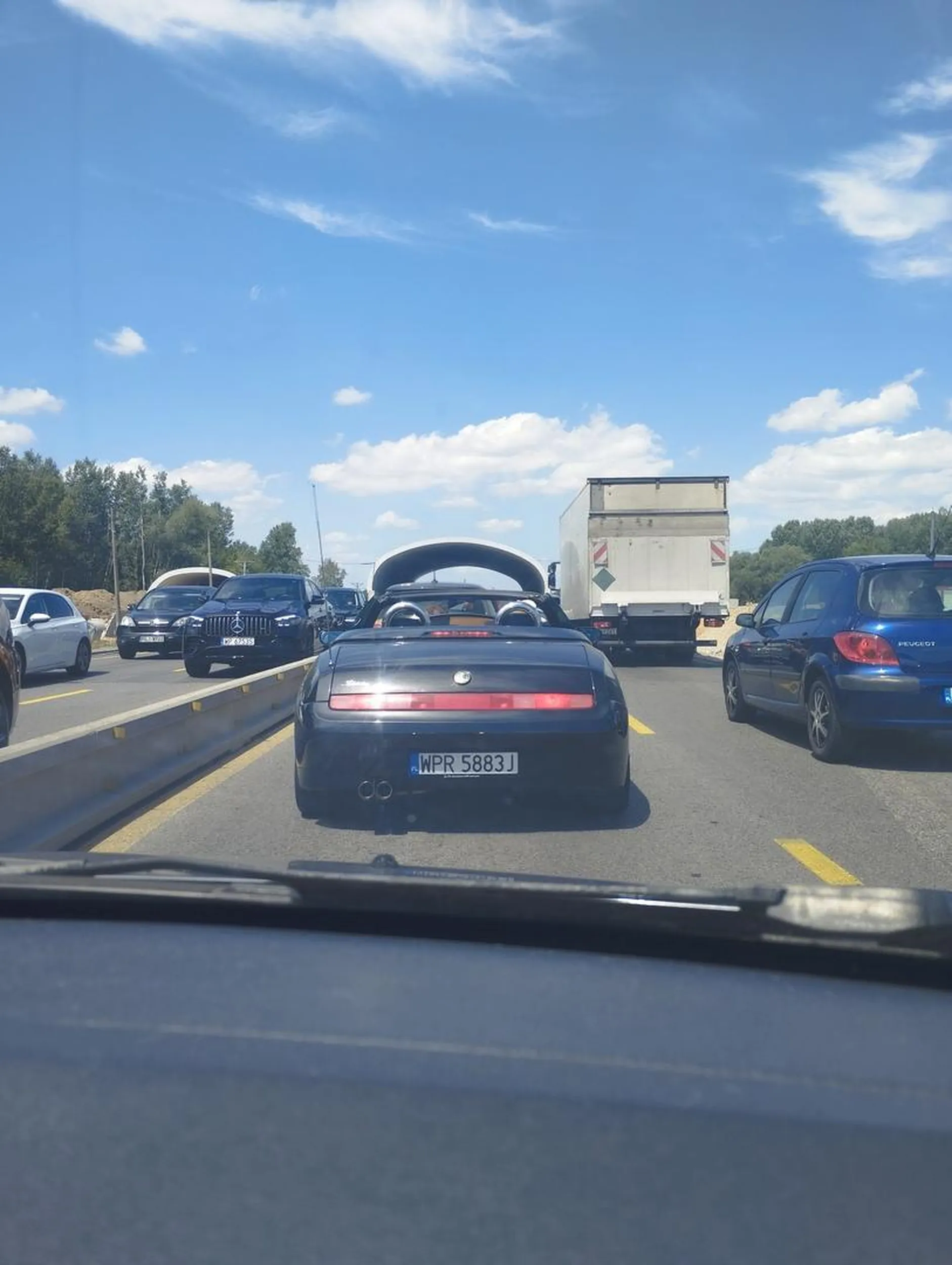 Brudasy w samochodzie bez dachu. Wyrzucają śmieci na drogę,zero kultury. Włosy na cukier z wodą i myśli brudas, że jest ksieciuniem. Oby ci ktoś w domu tak brudził chamie zasrany.