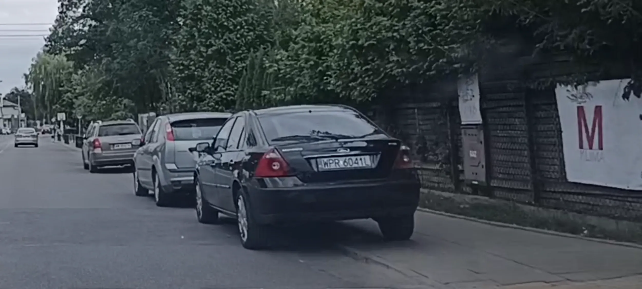 Nie wolno parkować przy samym przejściu dla pieszych kolego.