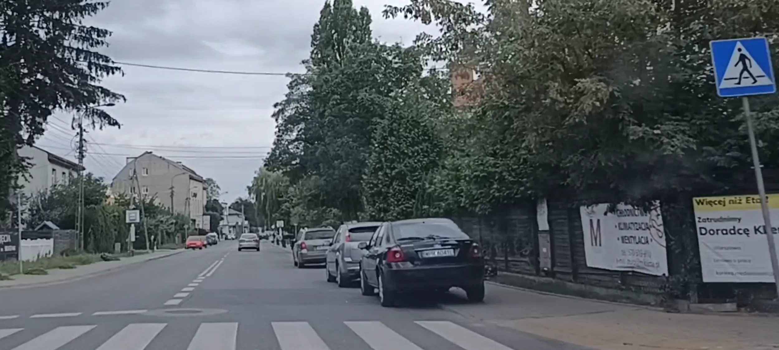 Nie wolno parkować przy samym przejściu dla pieszych kolego.