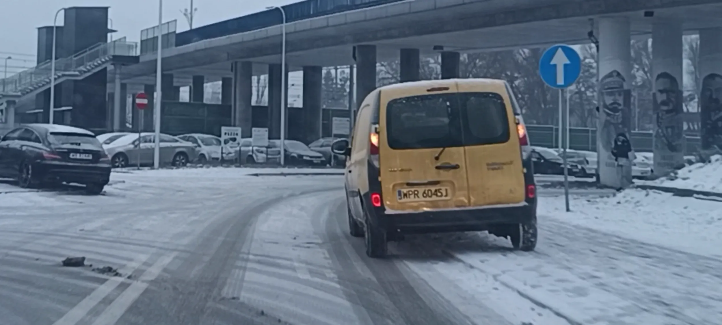 Parkowanie na zakręcie ulicy ze skrzyżowaniem. Haha , cyk focia !