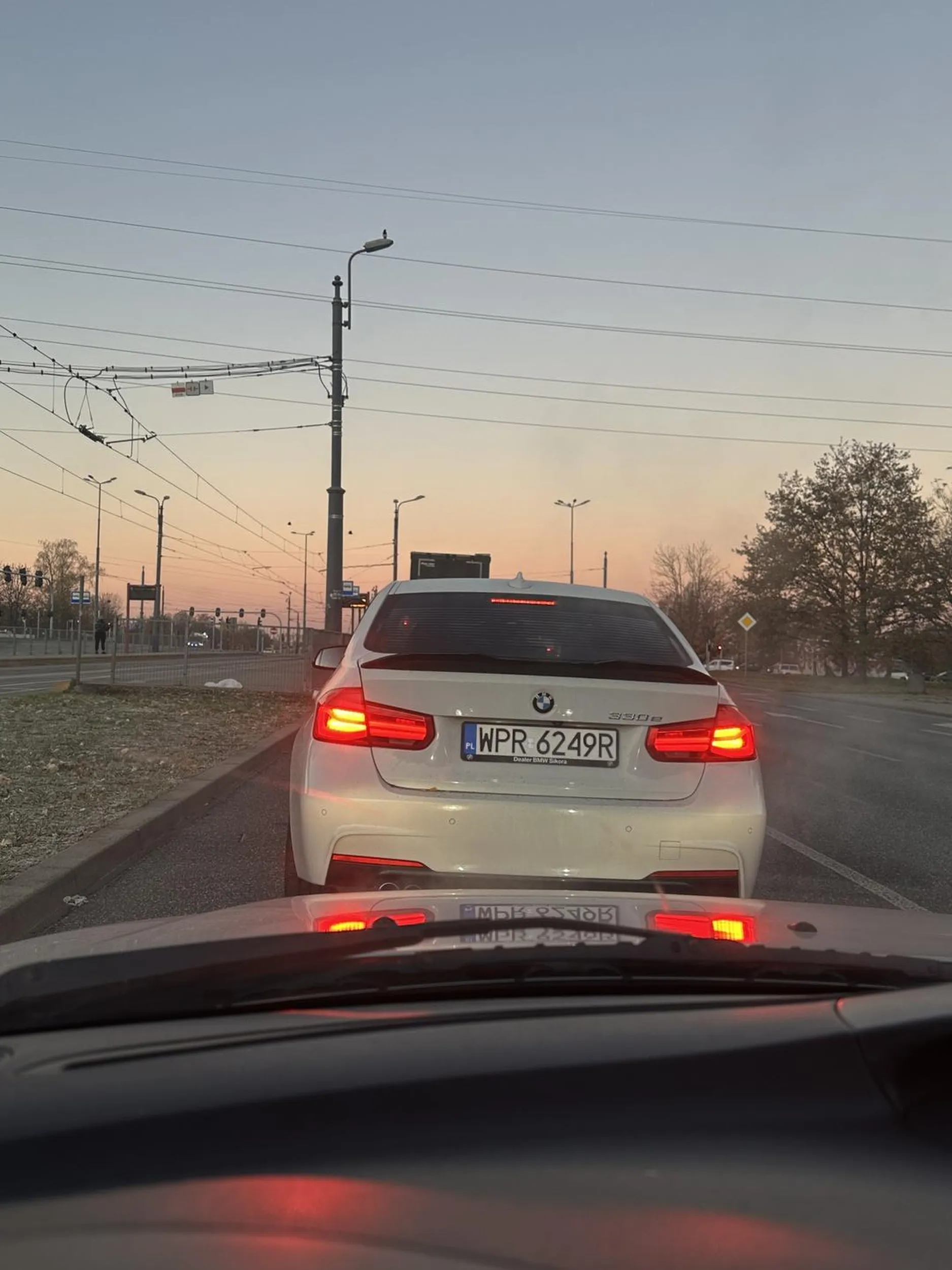 Koleszko, trochę więcej kultury na drodze. Jak widzisz że ktoś chce zmienić pas przy wyjeździe to nie wpierdalaj się z tyłu na ten pas bo to jest co najmniej nie smaczne.