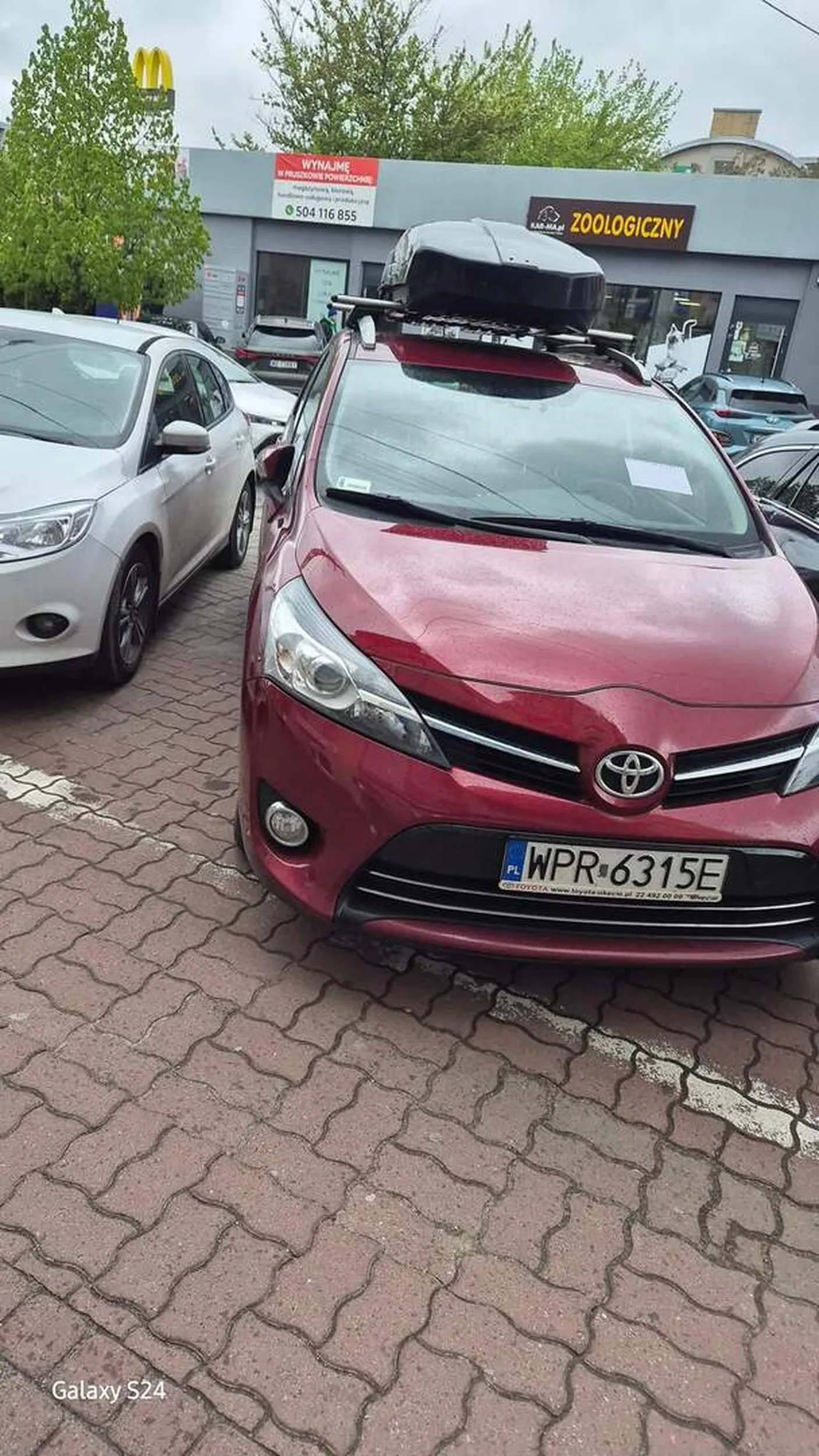 Ludzie nauczcie się parkować!!!! Jak ja mam wejść teraz do swojego samochodu???? Kierowco myślenie nie boli!!!!!! ???