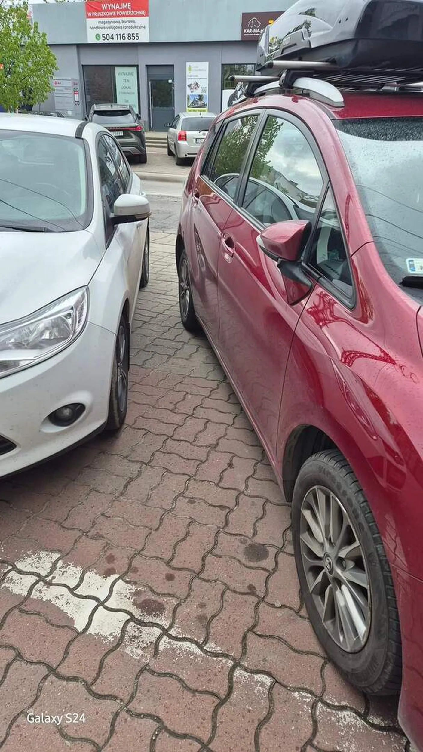 Ludzie nauczcie się parkować!!!! Jak ja mam wejść teraz do swojego samochodu???? Kierowco myślenie nie boli!!!!!! ???