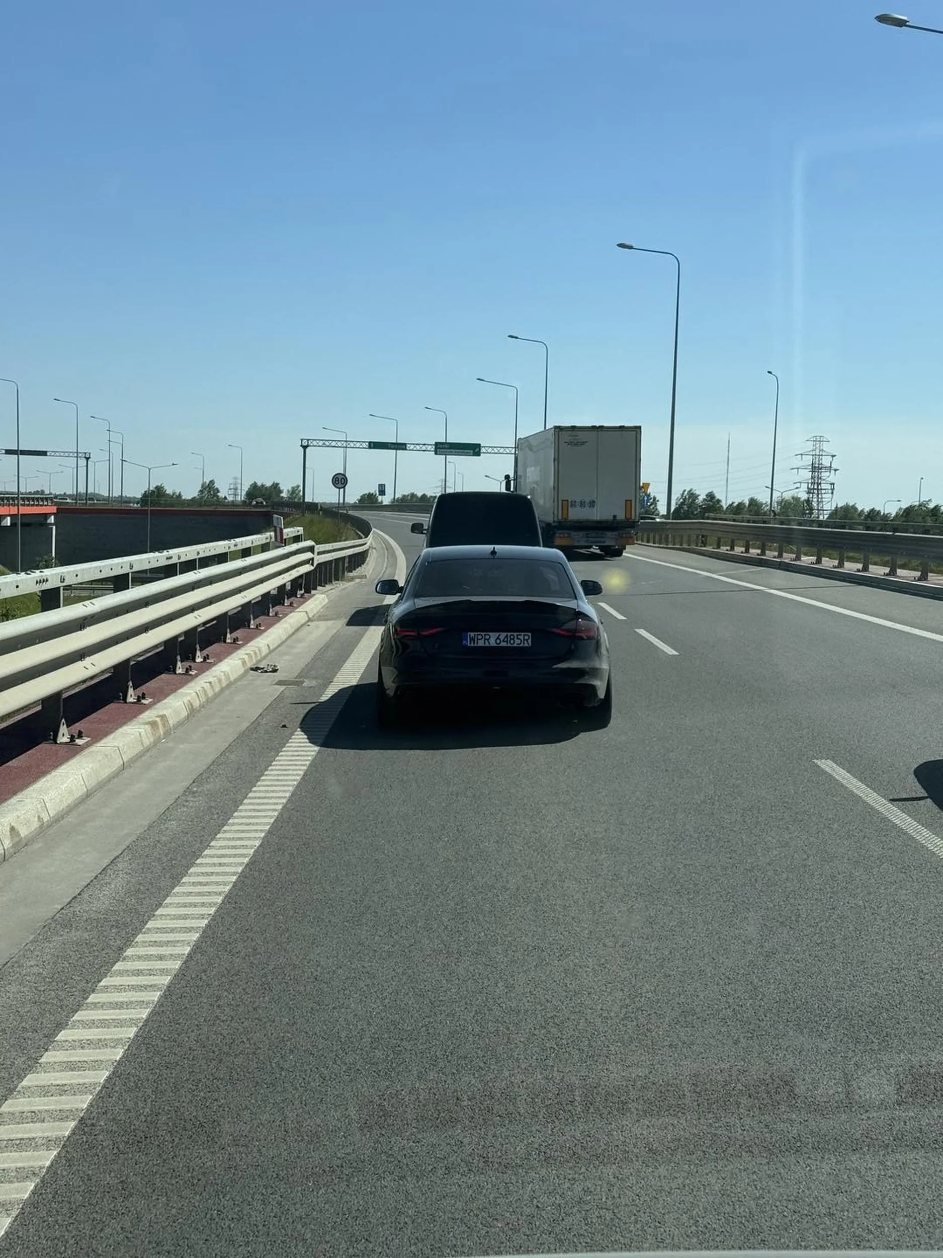 UWAGA na tego idiote w podrabianym RS… Jazda na zderzaku, wyprzedzanie  poboczem itp.