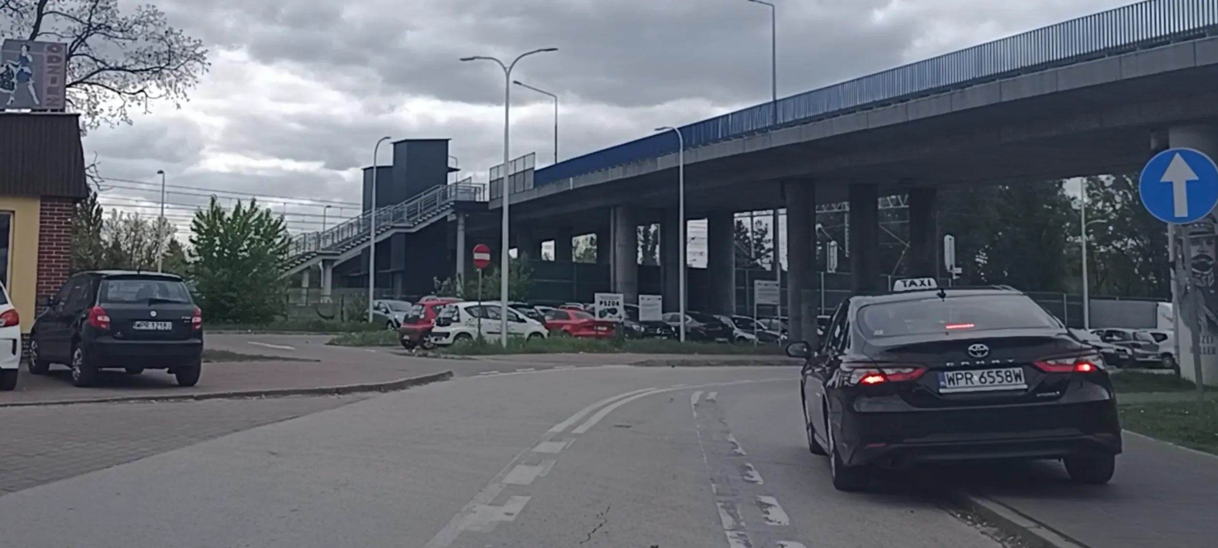 Szmaciarz stoi na skrzyżowaniu i na zakręcie a żeby go ominąć trz na przekroczyć podwójną linię ciągłą