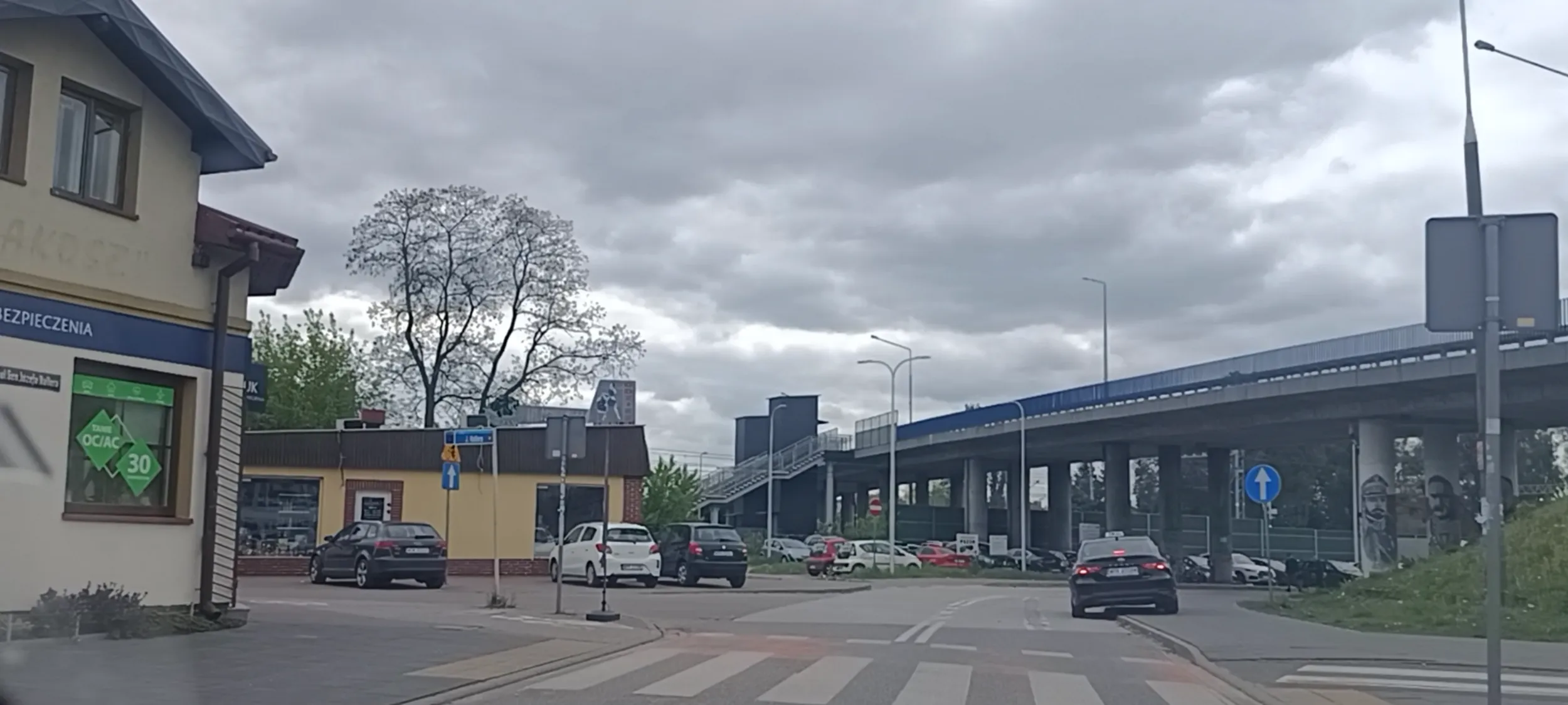 Szmaciarz stoi na skrzyżowaniu i na zakręcie a żeby go ominąć trz na przekroczyć podwójną linię ciągłą