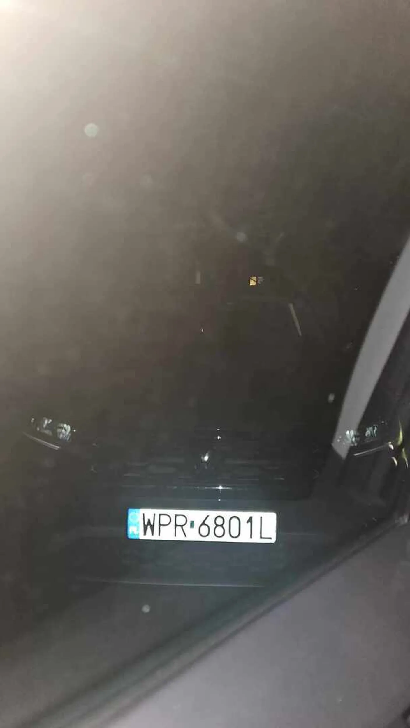Mózg operacji, auto zaparkowane na samym zakręcie ciasnej uliczki uniemożliwiające przejechanie zarówno z jednej jak i drugiej strony. Pogratulować wyobraźni.
