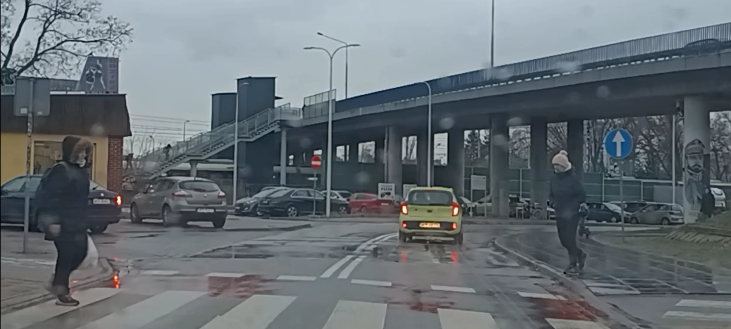 Przejazd przez przejście dla pieszych bez ustąpienia pierwszeństwa pieszym.