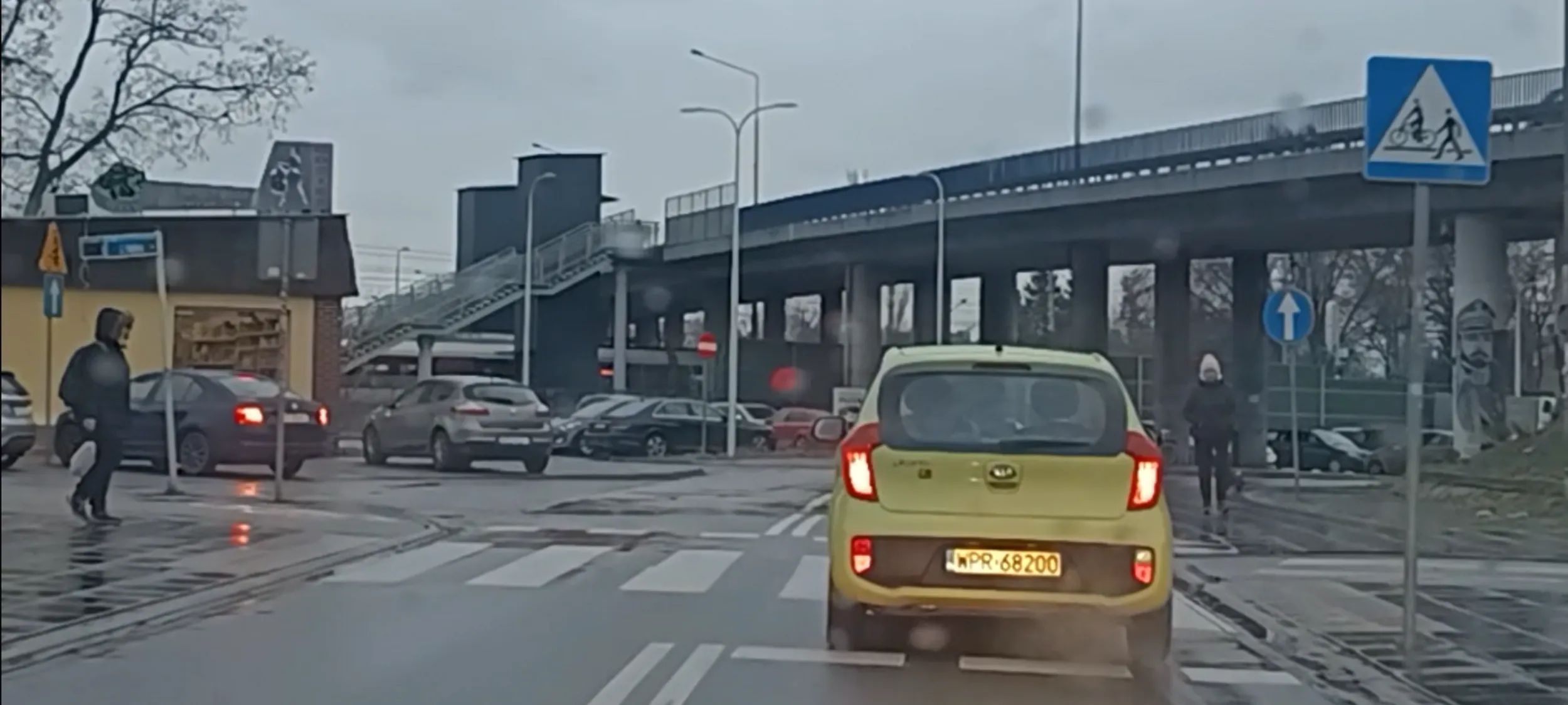 Przejazd przez przejście dla pieszych bez ustąpienia pierwszeństwa pieszym.