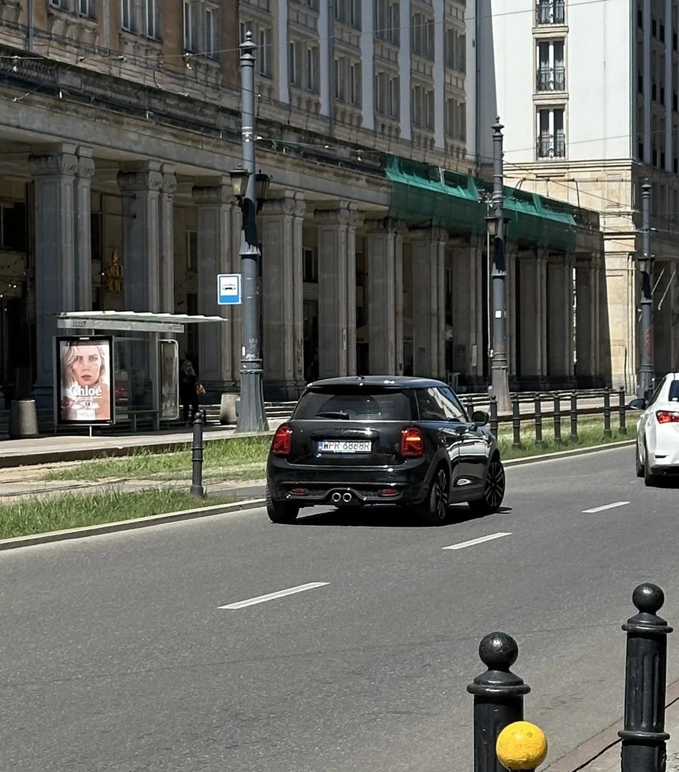 Stała 5 min na ulicy w centrum Warszawy.