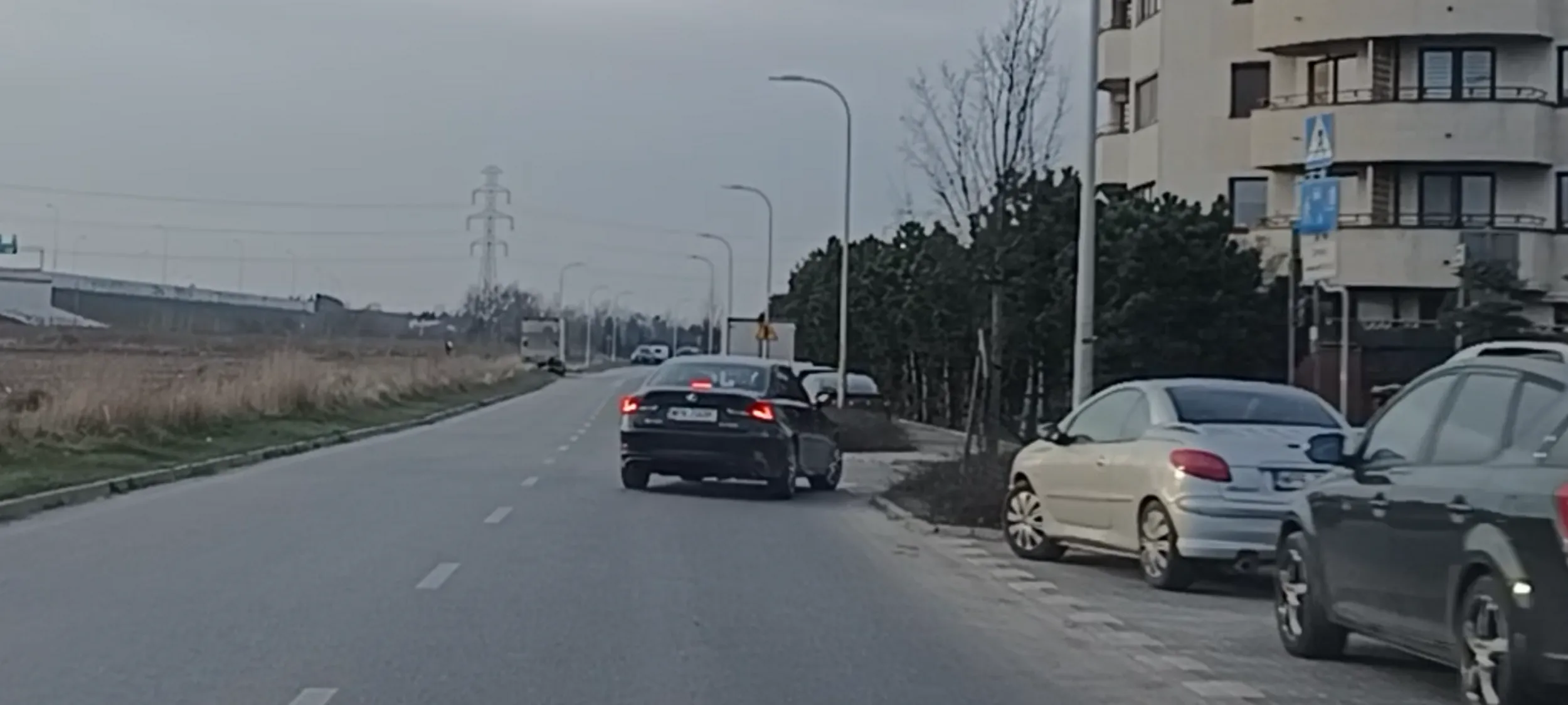 Obrzydliwy babszczur nie używa kierunkowskazów przy jeździe na rondzie, przy zjeździe i przy skręcaniu na skrzyżowaniu.