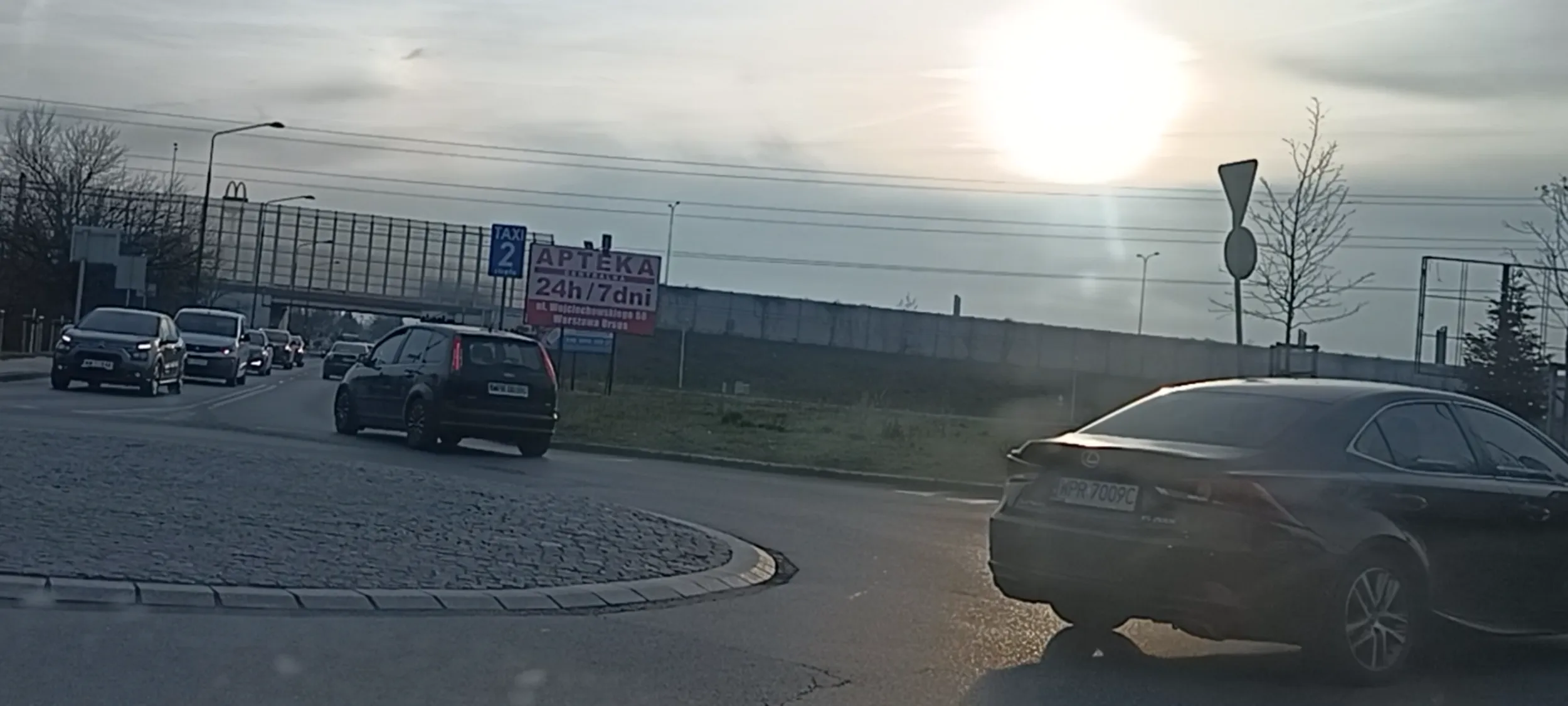 Obrzydliwy babszczur nie używa kierunkowskazów przy jeździe na rondzie, przy zjeździe i przy skręcaniu na skrzyżowaniu.