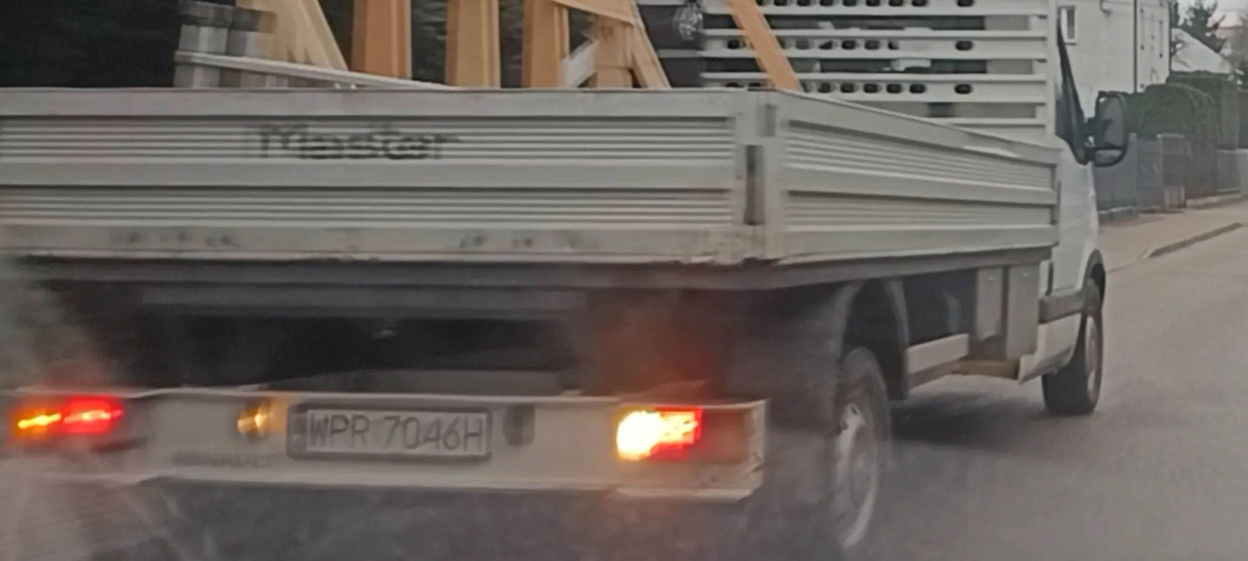 2 pacanów parkuje obok siebie po obu stronach ulicy i nie miejsca na przejazd.