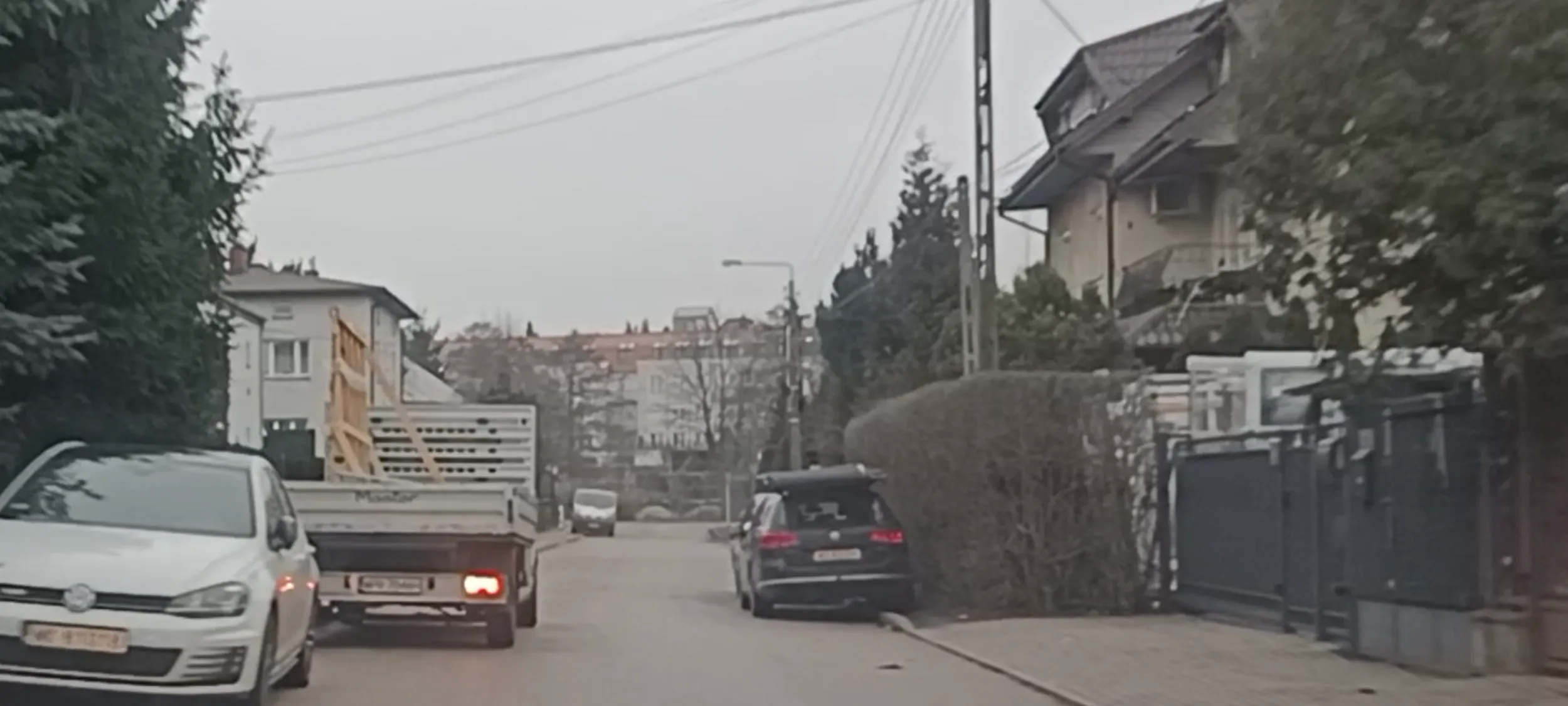 2 pacanów parkuje obok siebie po obu stronach ulicy i nie miejsca na przejazd.