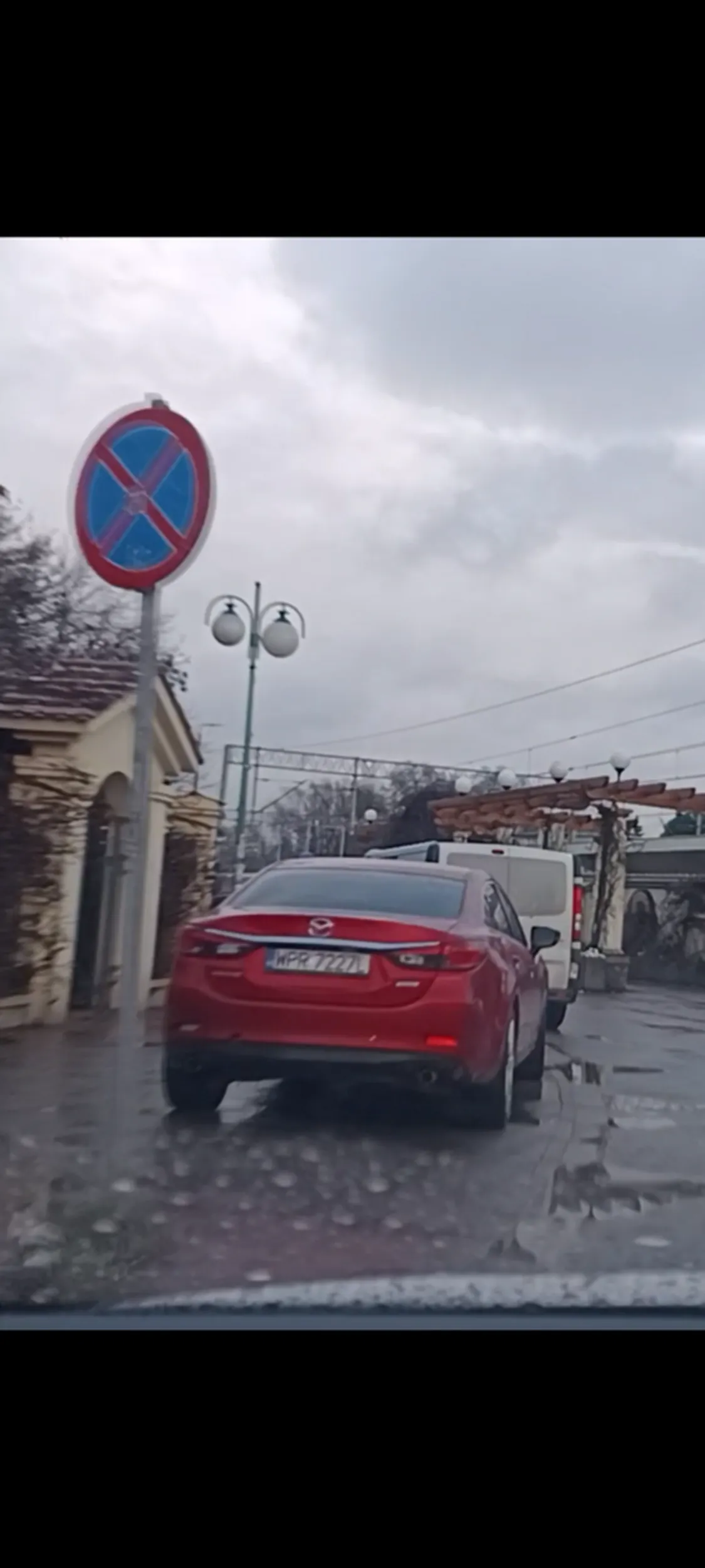 Złom stoi porzucony za znakiem zakazu zatrzymywania się i postoju B-36