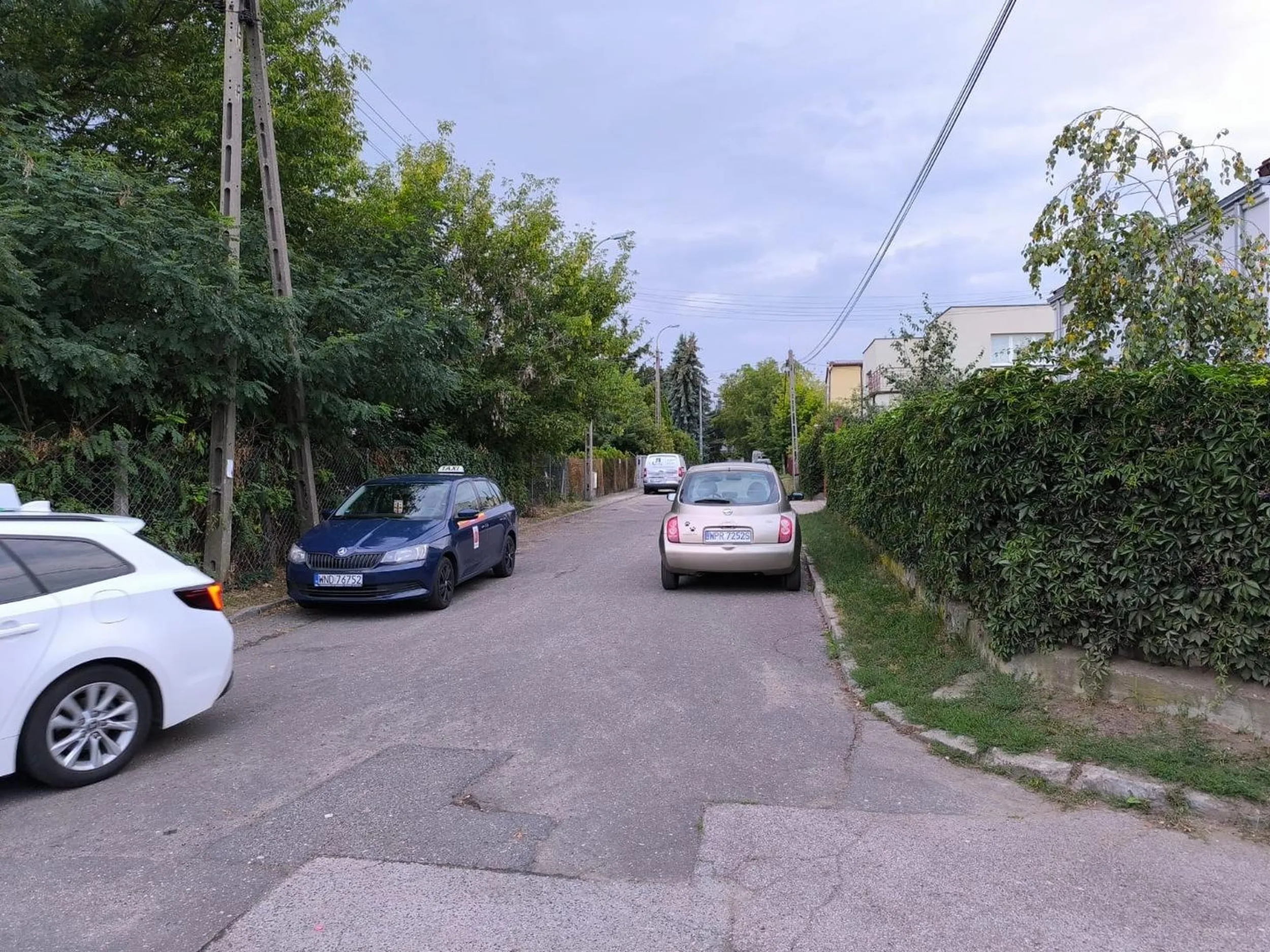 Kolor włosów w tym wypadku to nie przypadek. Auto zaparkowane na skrzyżowaniu dróg  i to tak, że blokuje przejazd. Paradoksalnie na ulicy pełno miejsca, gdzie można było stanąć.