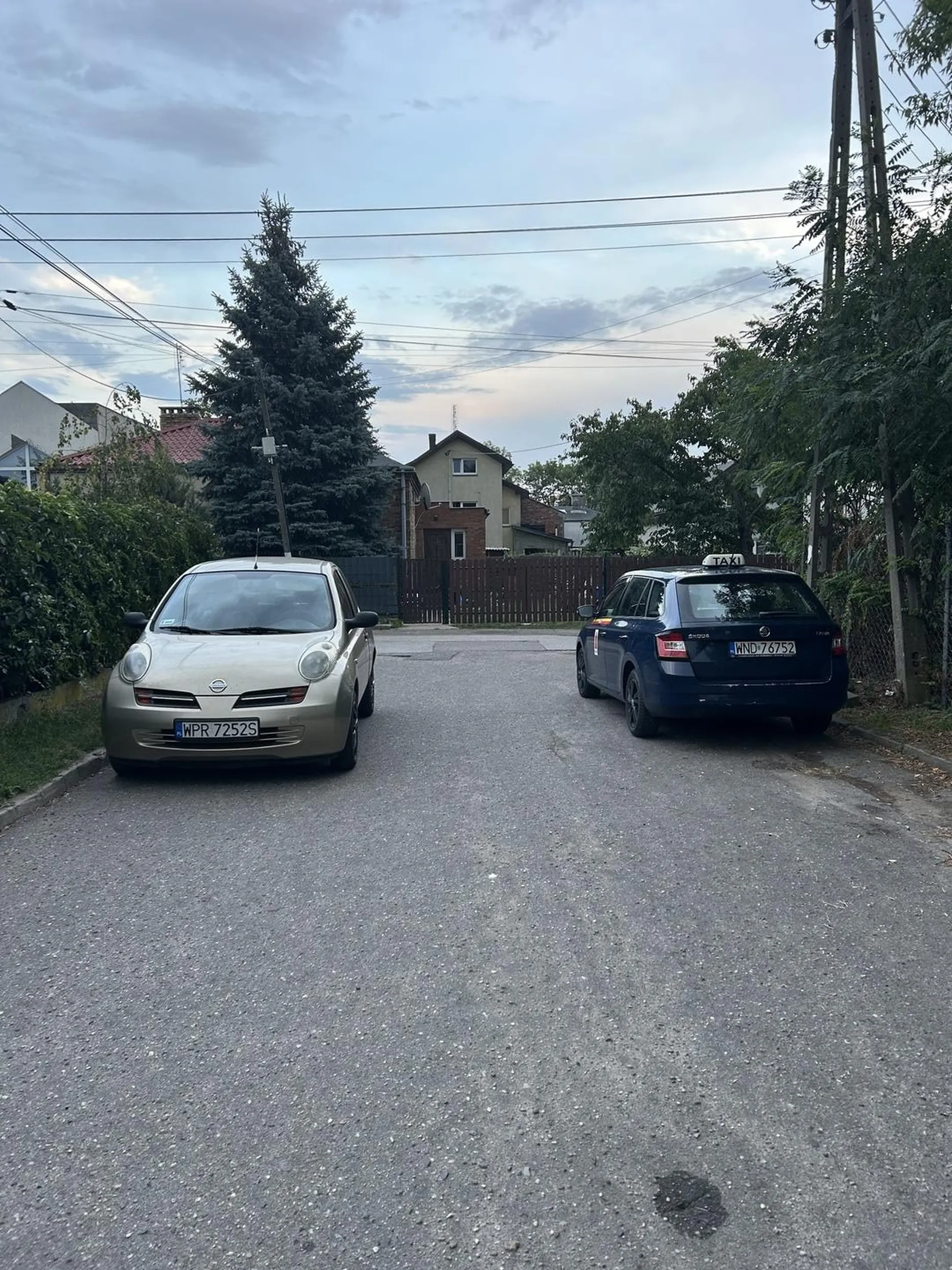 Kolor włosów w tym wypadku to nie przypadek. Auto zaparkowane na skrzyżowaniu dróg  i to tak, że blokuje przejazd. Paradoksalnie na ulicy pełno miejsca, gdzie można było stanąć.