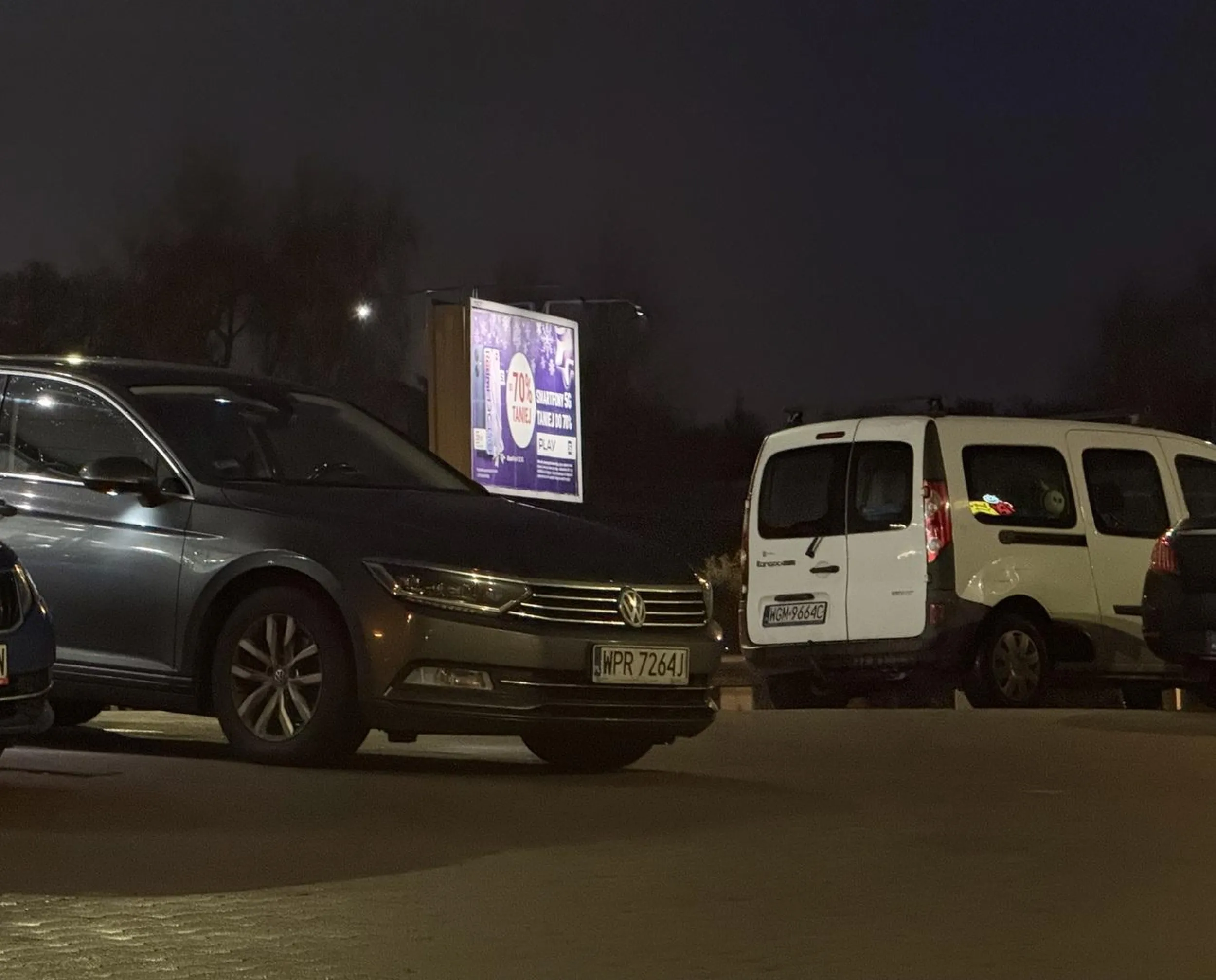 Zamiast zaparkować w miejscu do tego wyznaczonym, parkuje w wejściu i na drodze utrudniając przejazd.