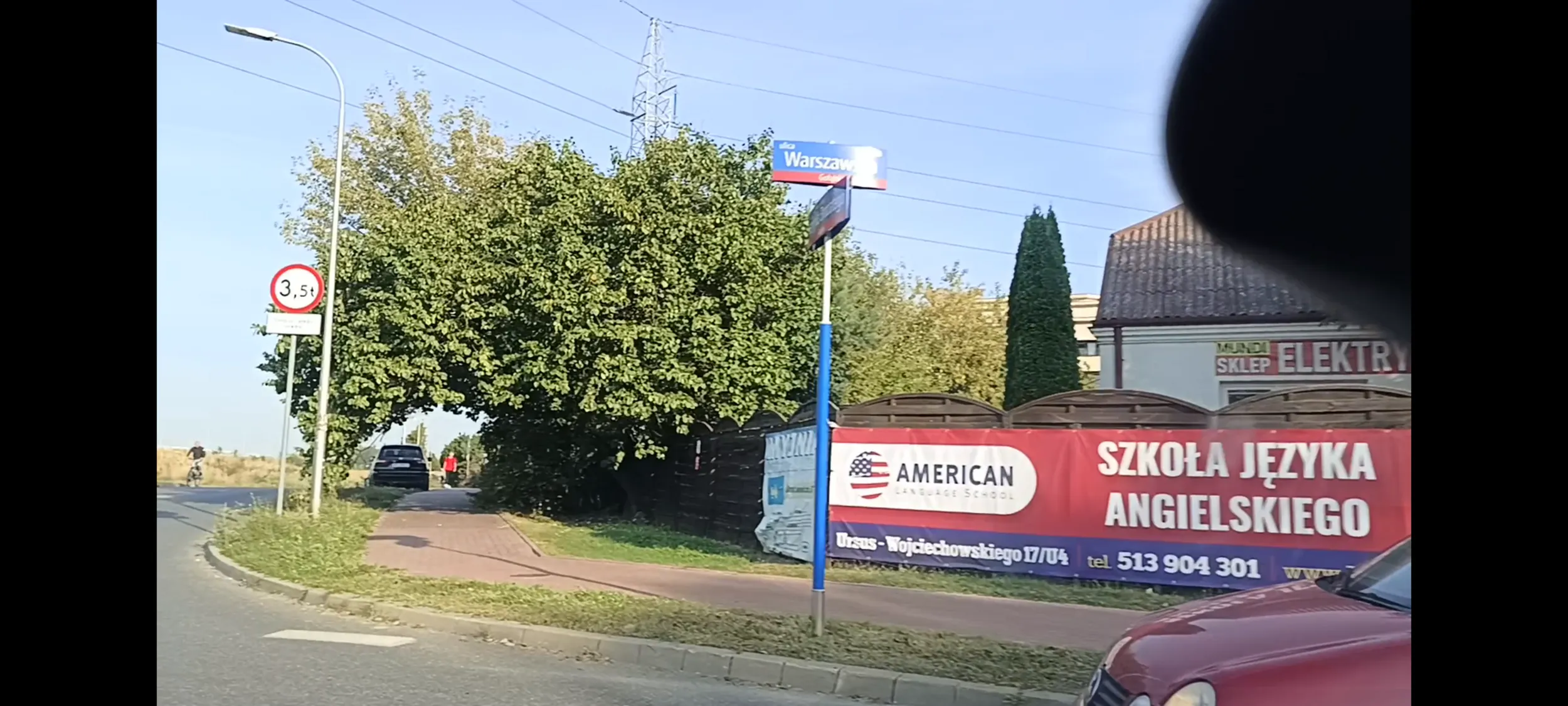 Stary babszczur wbija się na rondo z impetem bez hamowania i wymusza pierwszeństwo przejazdu na rondzie. Takim babszczurom  powinno się robić eutanazję aby nikomu nie zabijały dzieci w wypadkach drogowych.