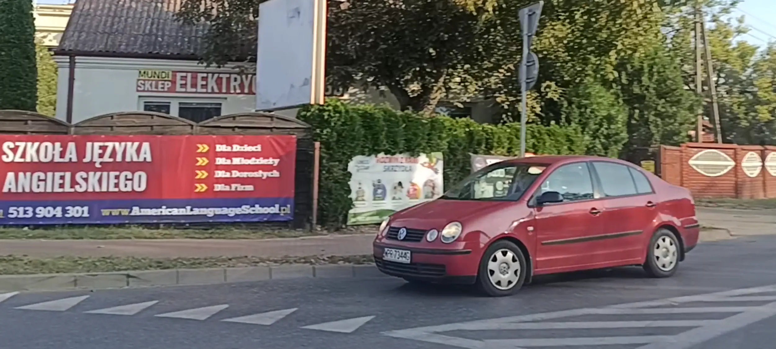 Stary babszczur wbija się na rondo z impetem bez hamowania i wymusza pierwszeństwo przejazdu na rondzie. Takim babszczurom  powinno się robić eutanazję aby nikomu nie zabijały dzieci w wypadkach drogowych.
