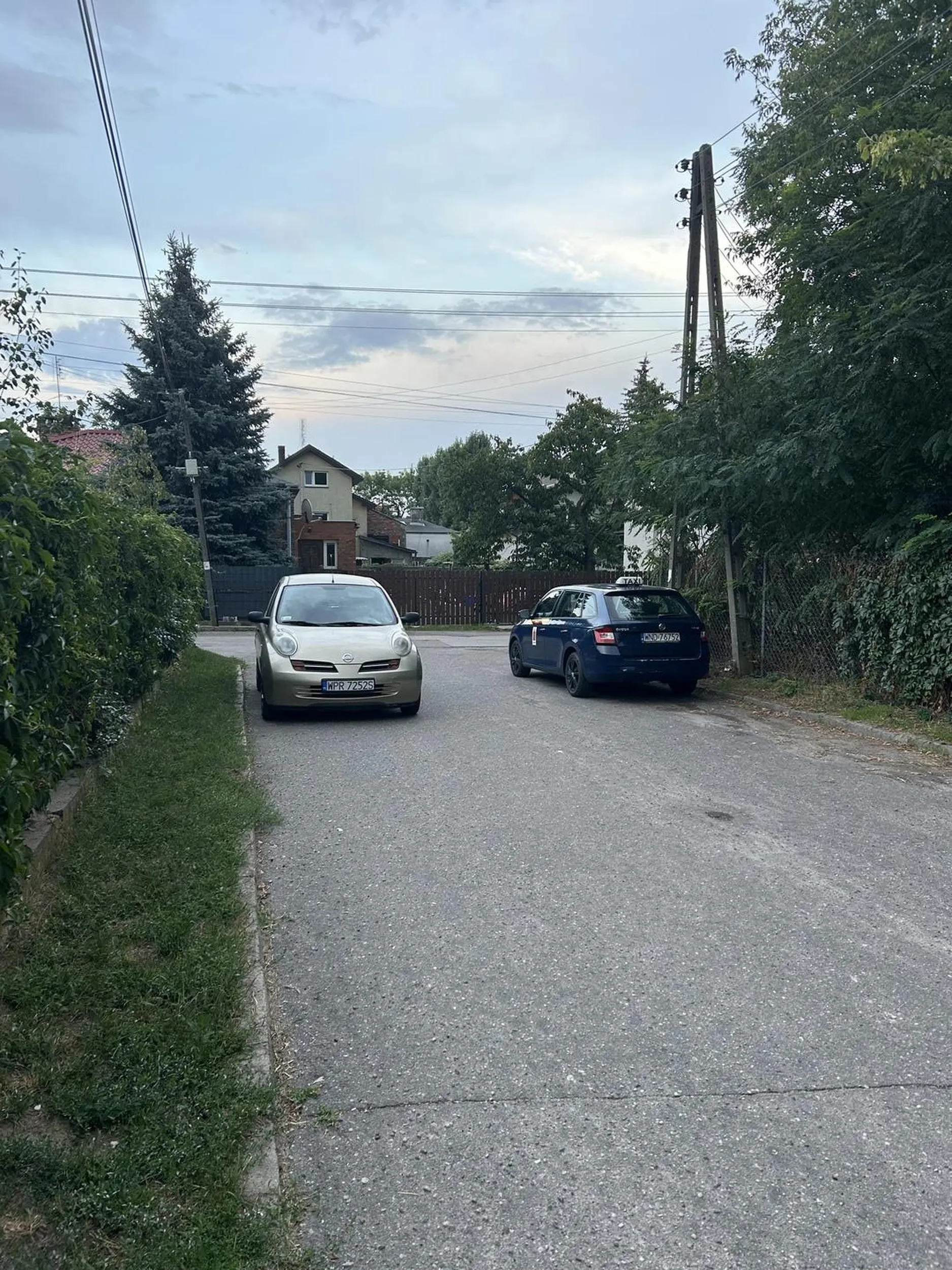 Tak wygląda brak myślenia… auto zaparkowane tak, że nie da się przejechać do tego na skrzyżowaniu!!