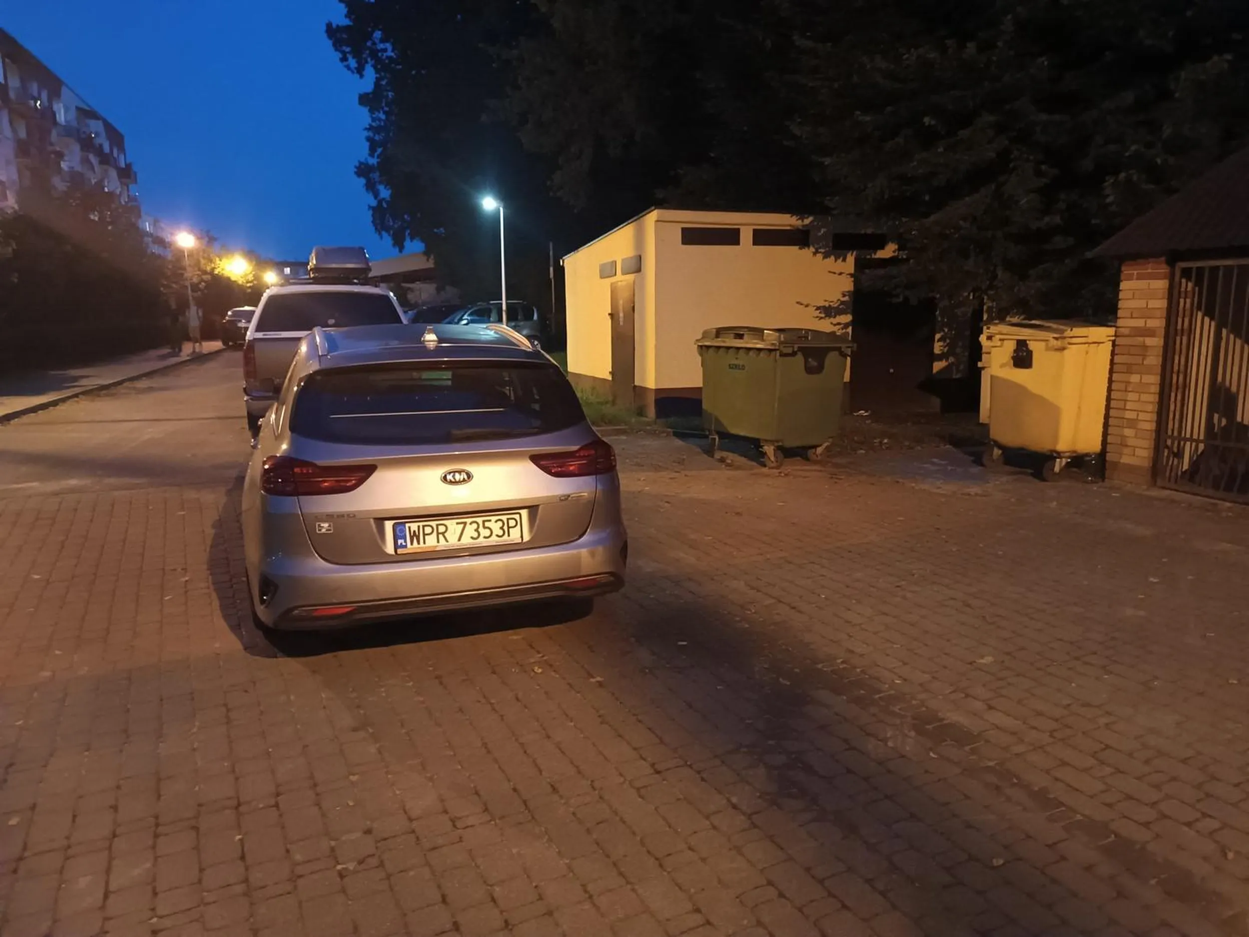 Tępa dzida z rodzinką, tutaj to miejsca parkingowego nie ma