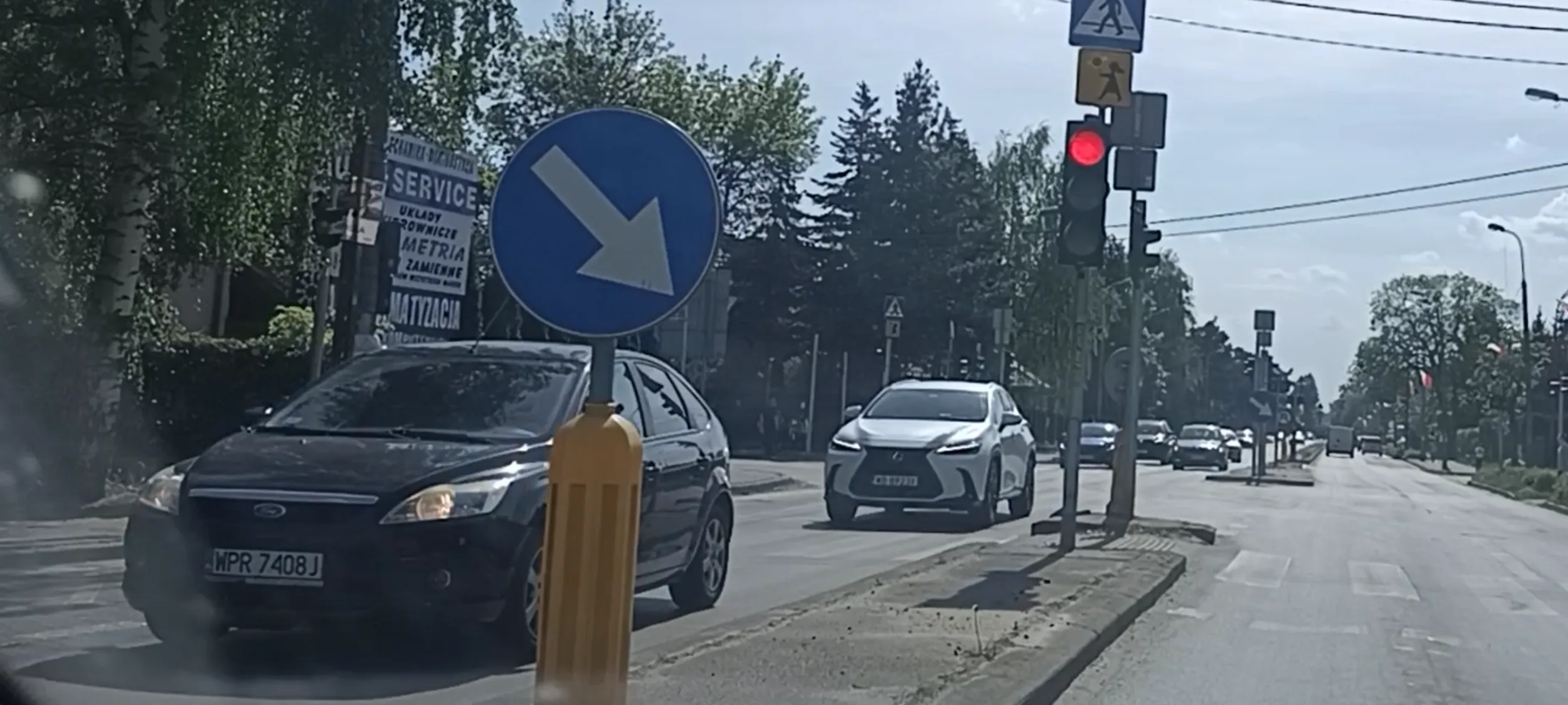 Przejazd przez skrzyżowanie na czerwonym sygnalizatorze świetlnym