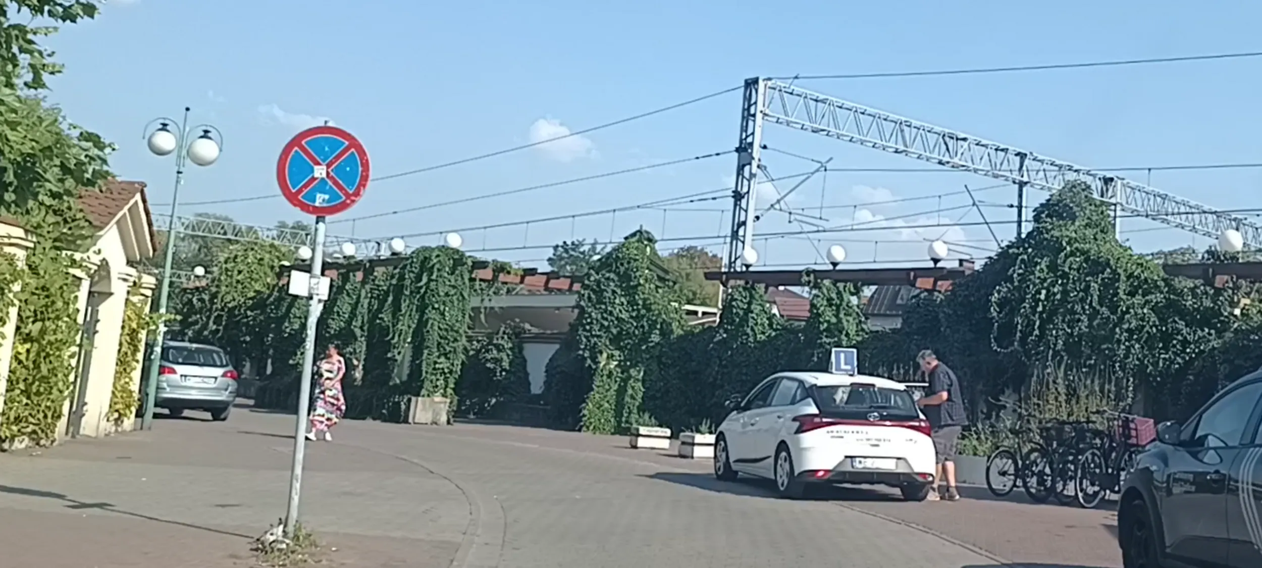 Ujek parkuje na chodniku i na zakazie zatrzymywania się i postoju