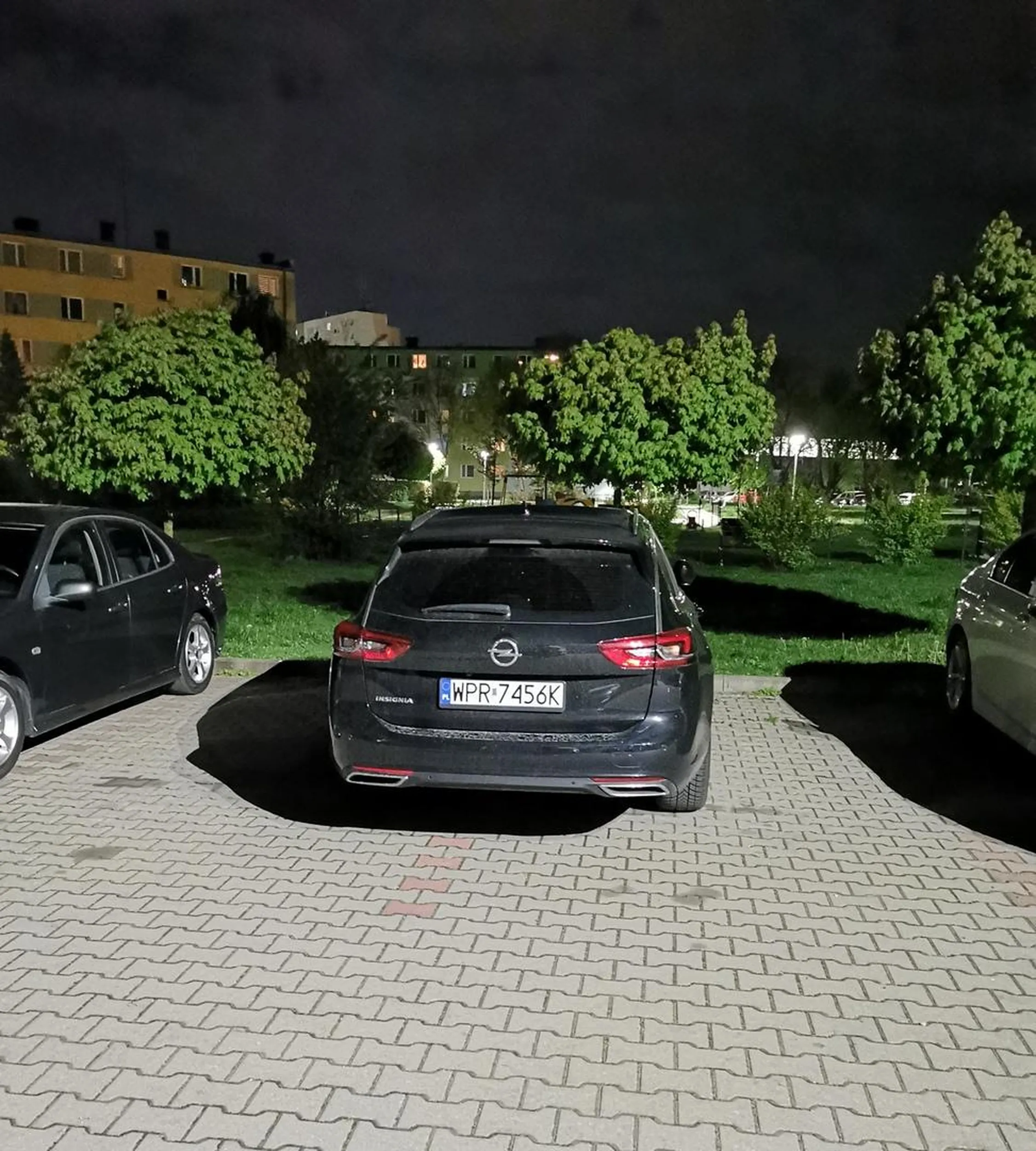 Przyjeżdżasz z innego miasta i parkujesz na dwóch miejscach, utrudniając parkowanie ludziom mieszkającym w blokach z okolicy. Następnym razem będą karne kutasy na całej szybie