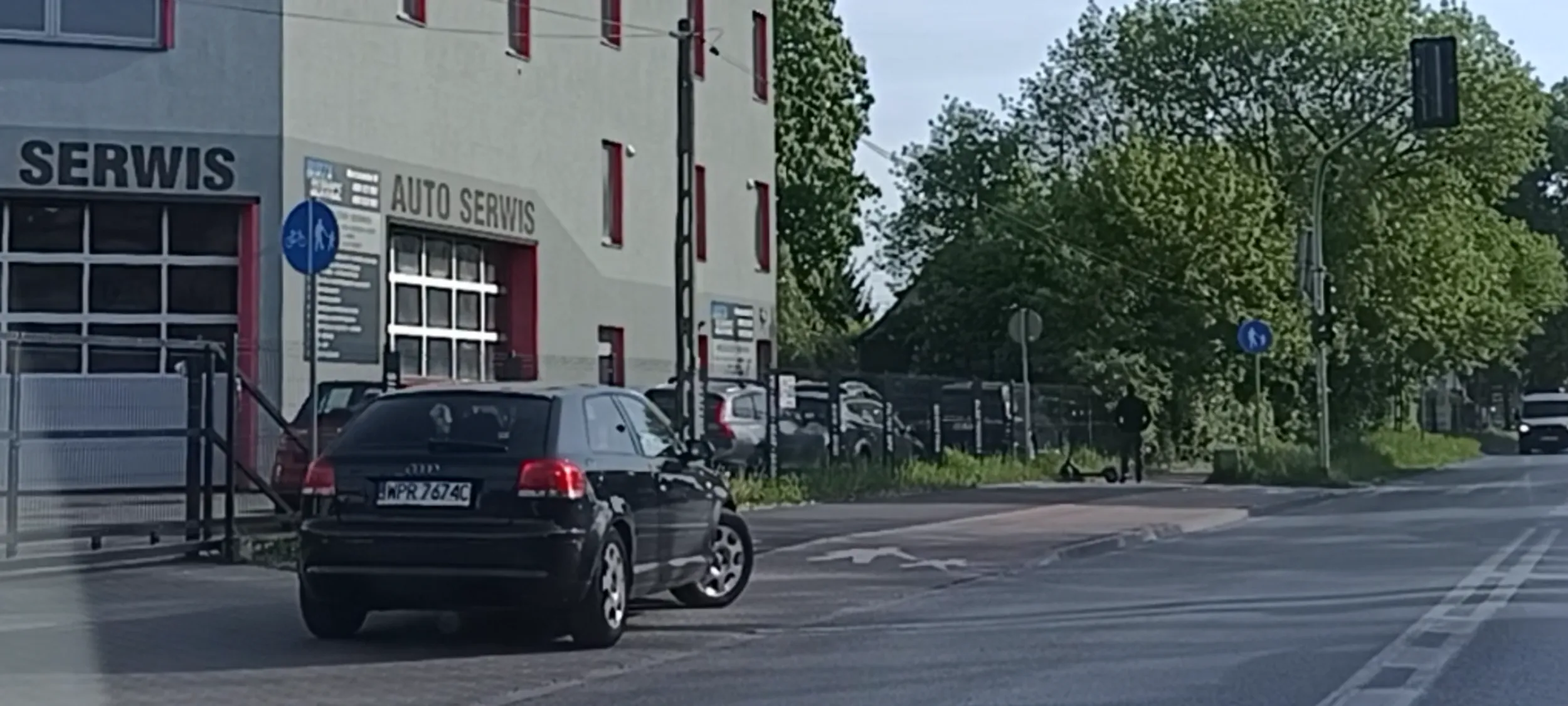 Cham zastawił ludziom chodnik i ścieżkę rowerową i poszedł pić wódkę