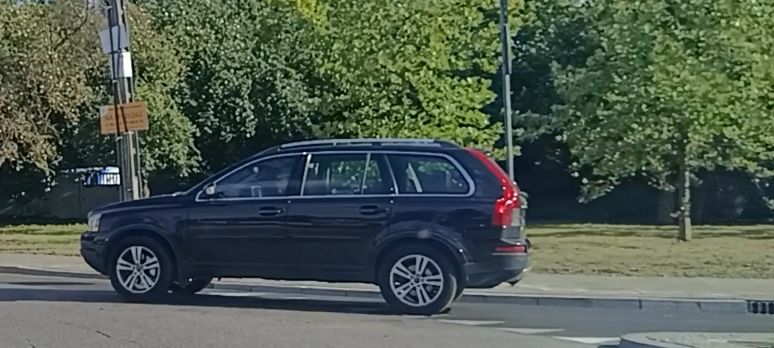 Bandyta drogowy wbija się z impetem na rondo bez ustąpienia pierwszeństwa przejazdu kierowcy na rondzie.