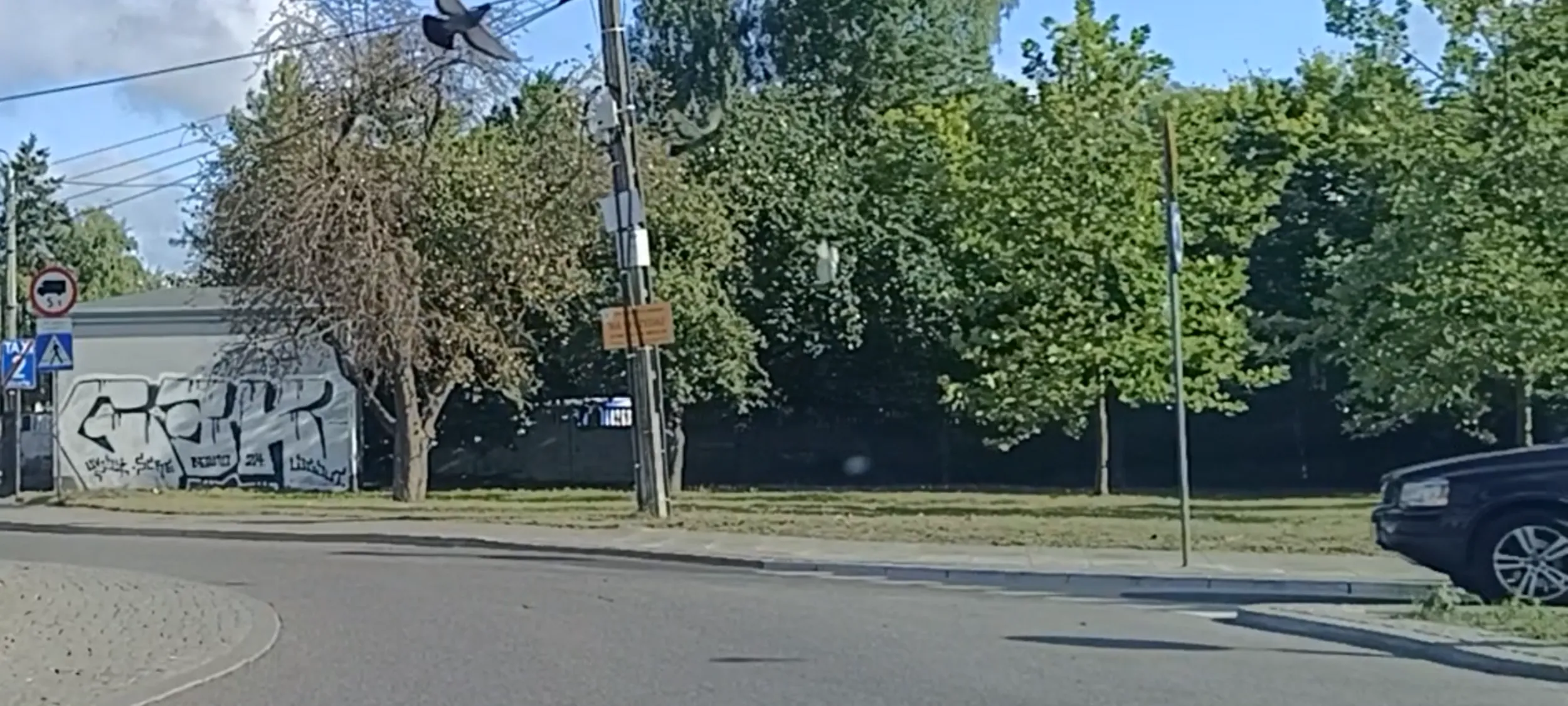 Bandyta drogowy wbija się z impetem na rondo bez ustąpienia pierwszeństwa przejazdu kierowcy na rondzie.