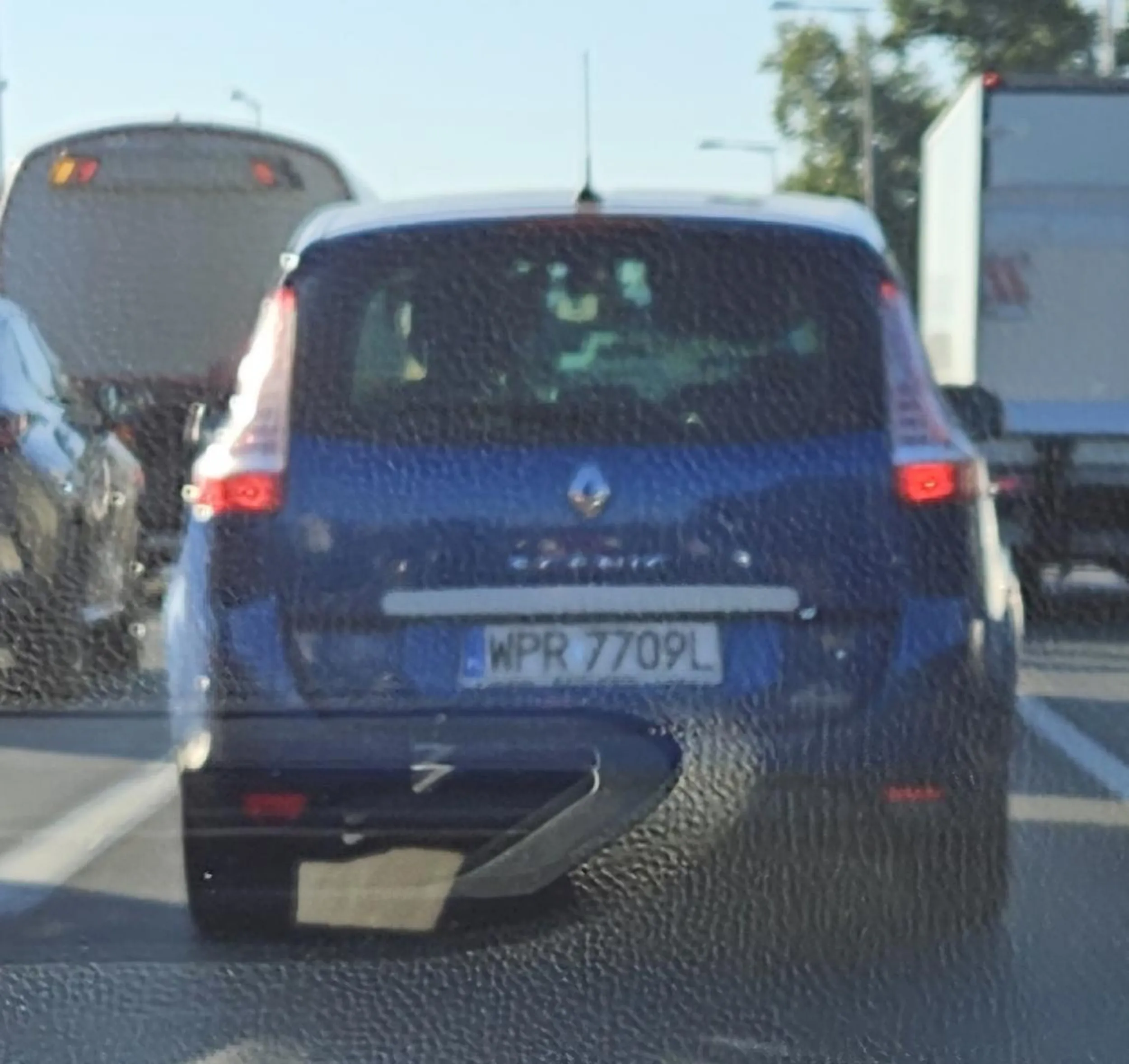 Pani non stop zmienia pasy dodatkowo na żyletkę więc wystarczy chwila nie uwagi aby ją skasować.