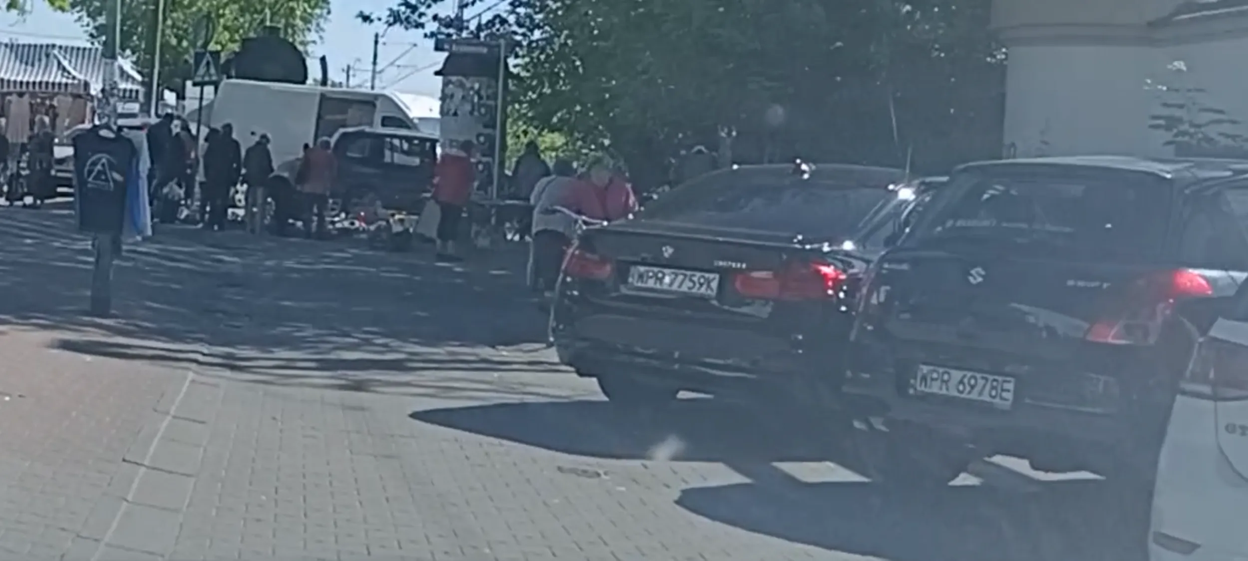 Ameba parkingowa zostawiła klamota na połowie jezdni i nie można przejechać. Pewnie poszedł pić wódkę albo molestować swojego psa.