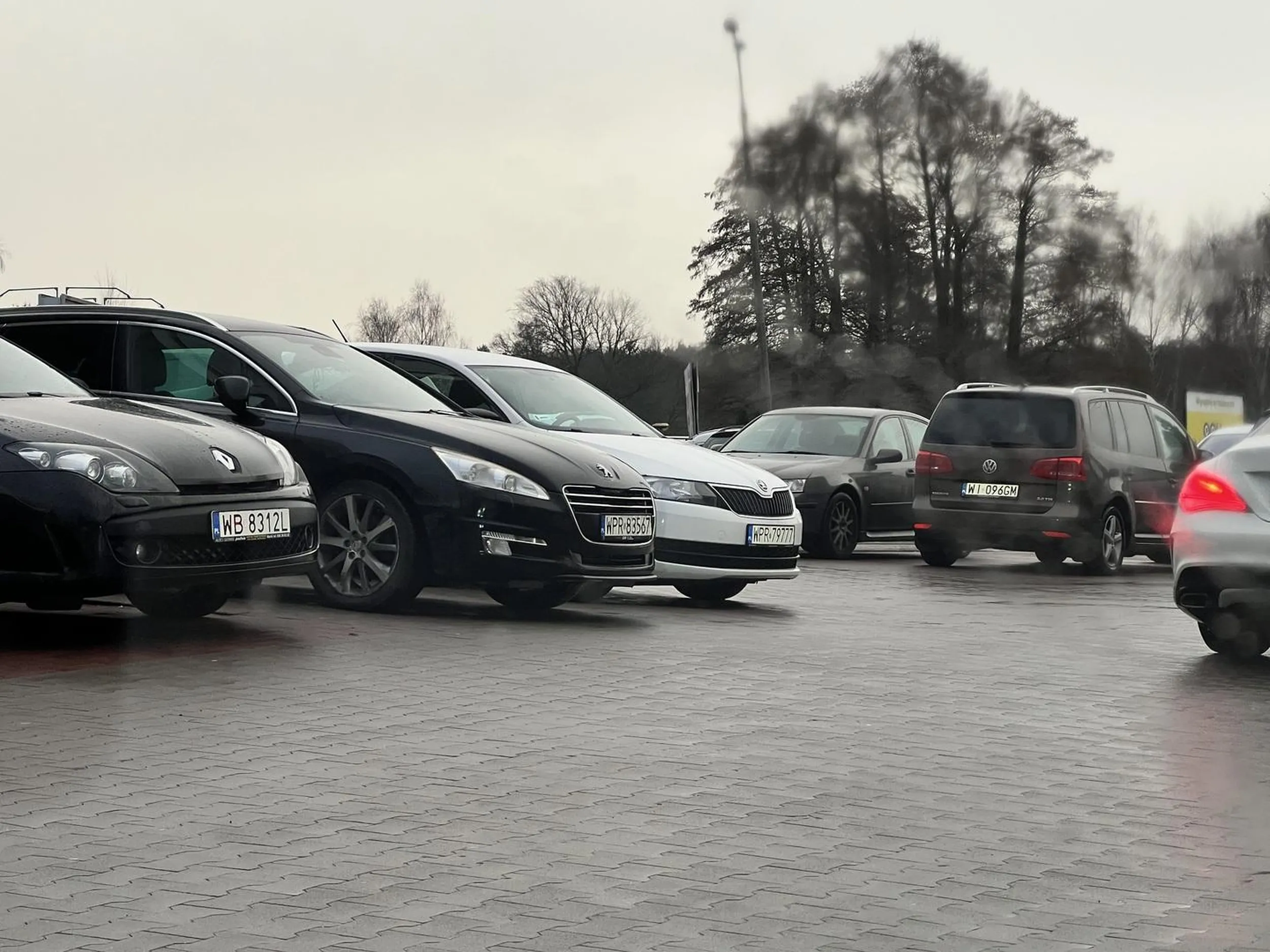 Ameba parkingowa, blokuje przejazd i staje w wejściu i utrudnia przejazd innym pojazdom. Pruszków, aleje Jerozolimskie 454