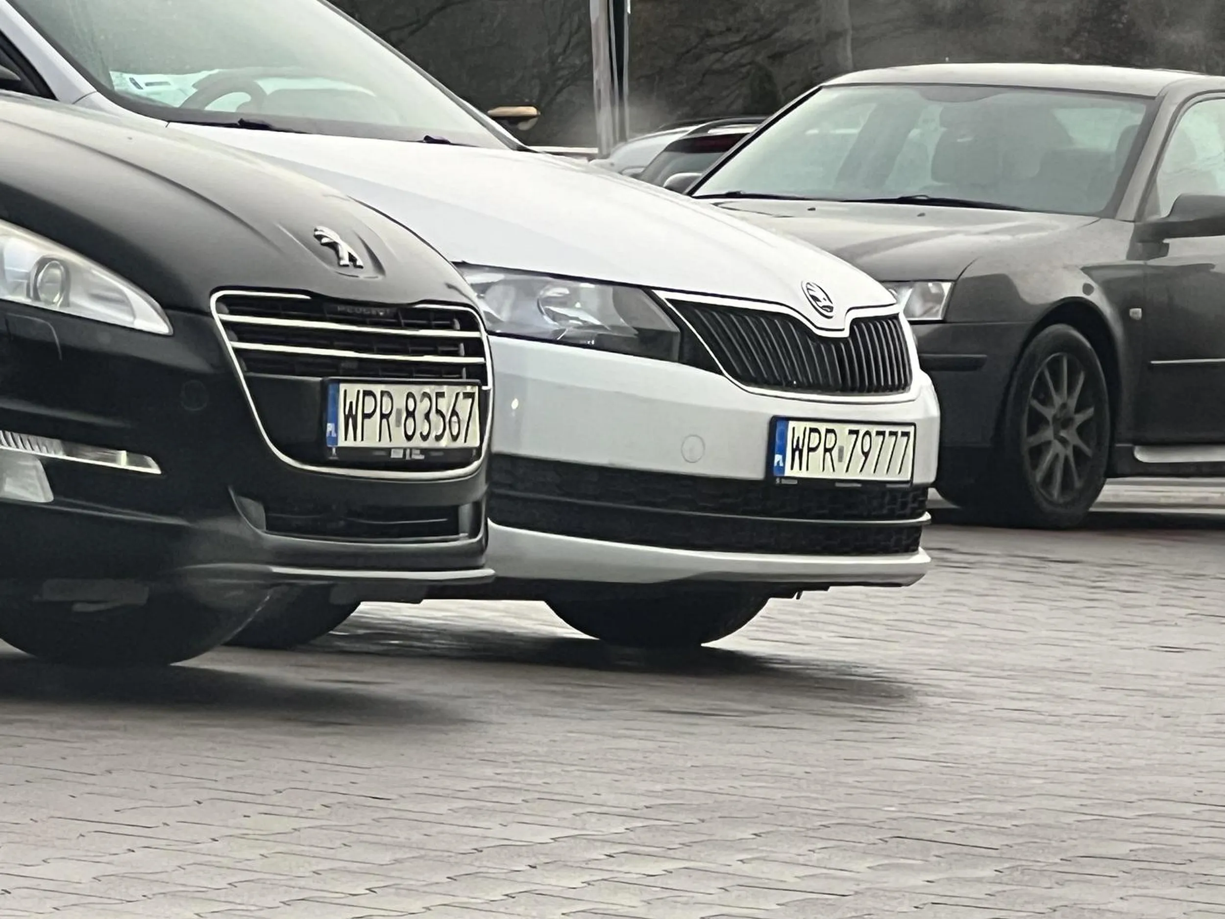 Ameba parkingowa, blokuje przejazd i staje w wejściu i utrudnia przejazd innym pojazdom. Pruszków, aleje Jerozolimskie 454