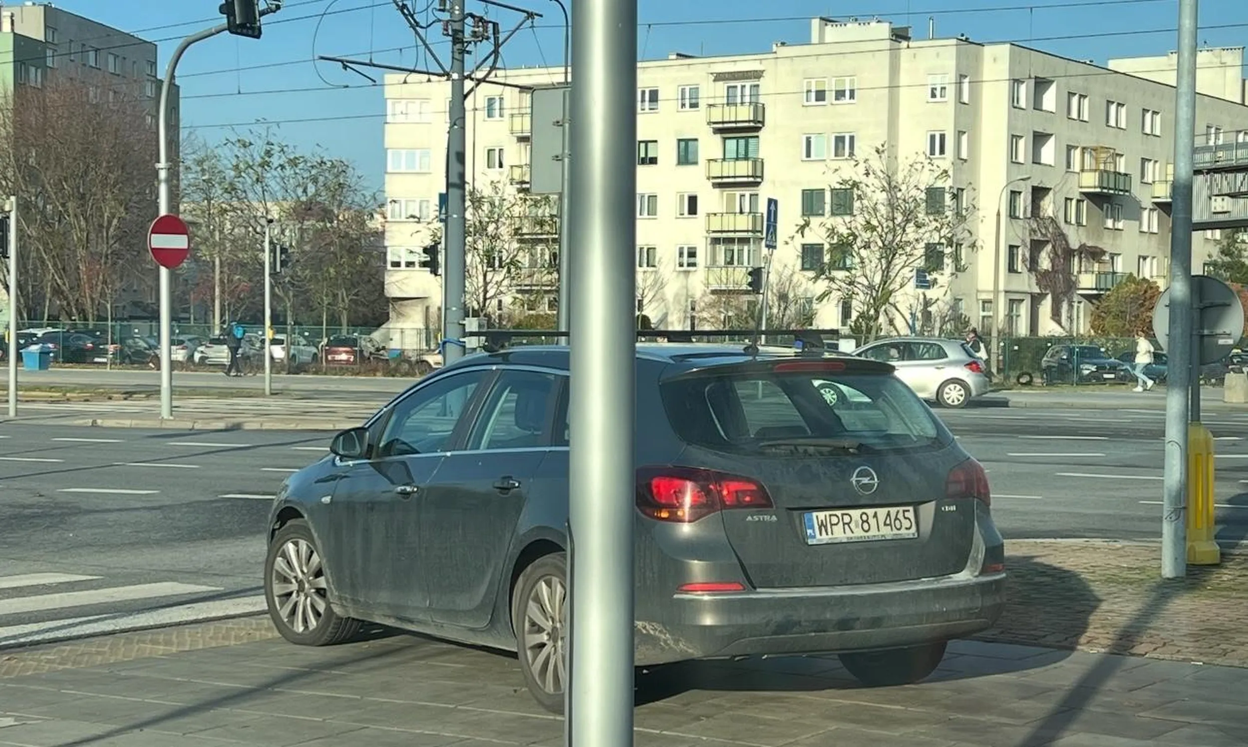 Nie ma to jak zaparkować samochód centralnie na przejściu dla pieszych ?