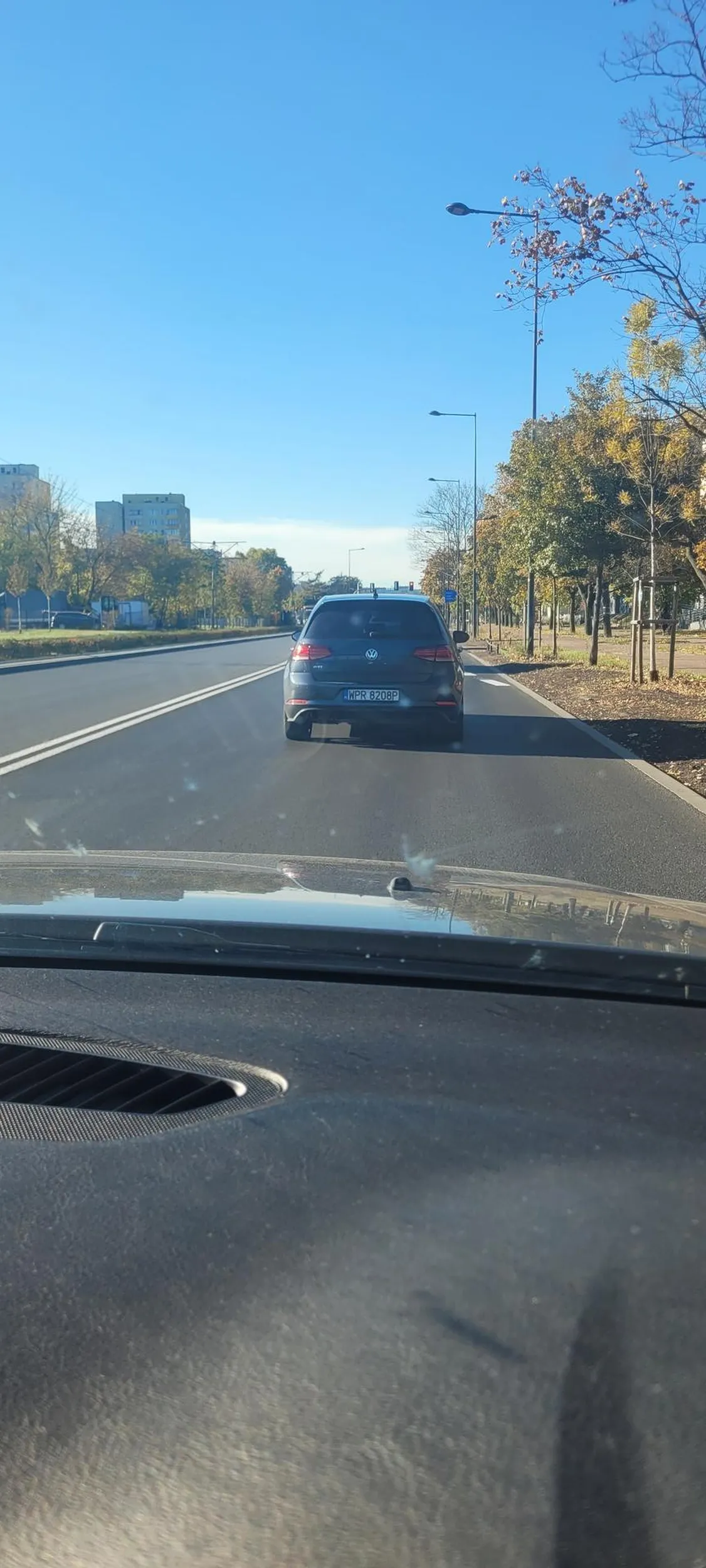 Mlody chłopak w VW Golf, jezdzacy po pasie awaryjnym z dużą prędkością w Warszawie a okolicach tzw. Szklarni. Prawie spowodował wypadek