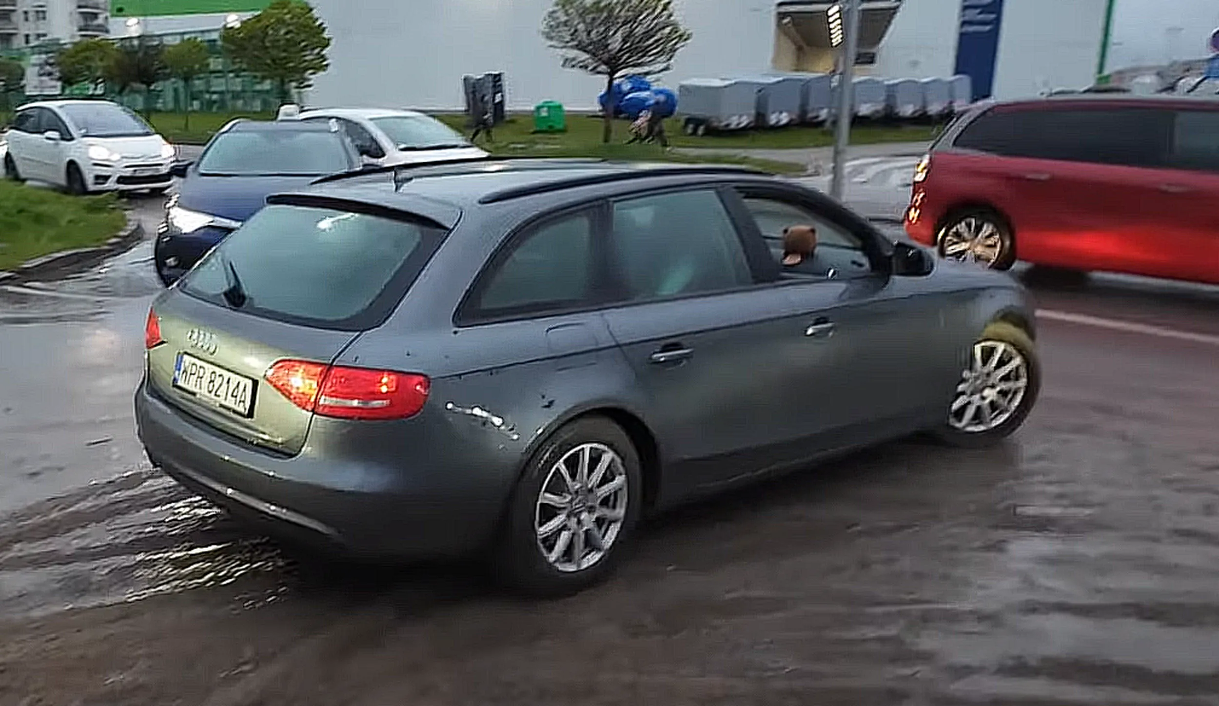 11:40 Cztery zera i piąte w środku, patus rozjeżdżający chodniki i drący mordę