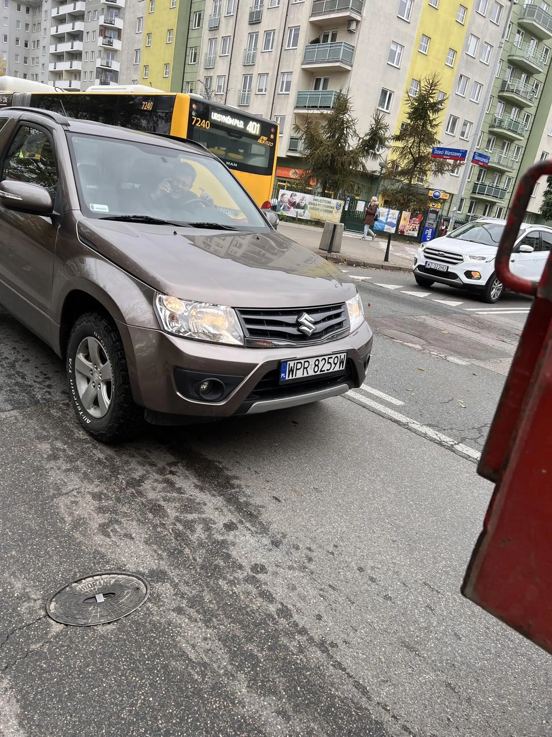 Gość nie zna przepisów drogowych. Brak kultury gdy doszło do wymiany zdań, bluźni przy własnym dziecku w aucie pokazuje fuc* you.