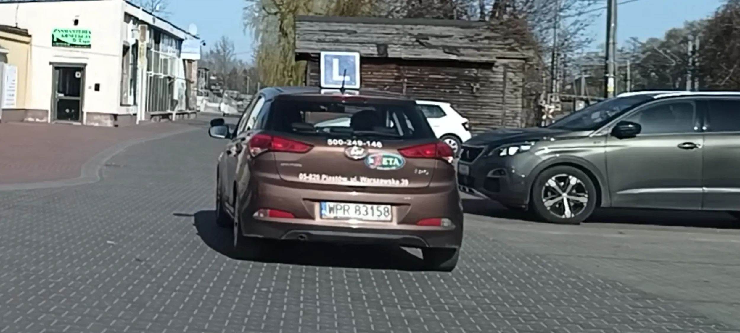Na tym kursie z tą firmą kierowca uczy się jak stać na środku przejazdu i blokować ruch zamiast zaparkować na wyznaczonym miejscu na parkingu.
