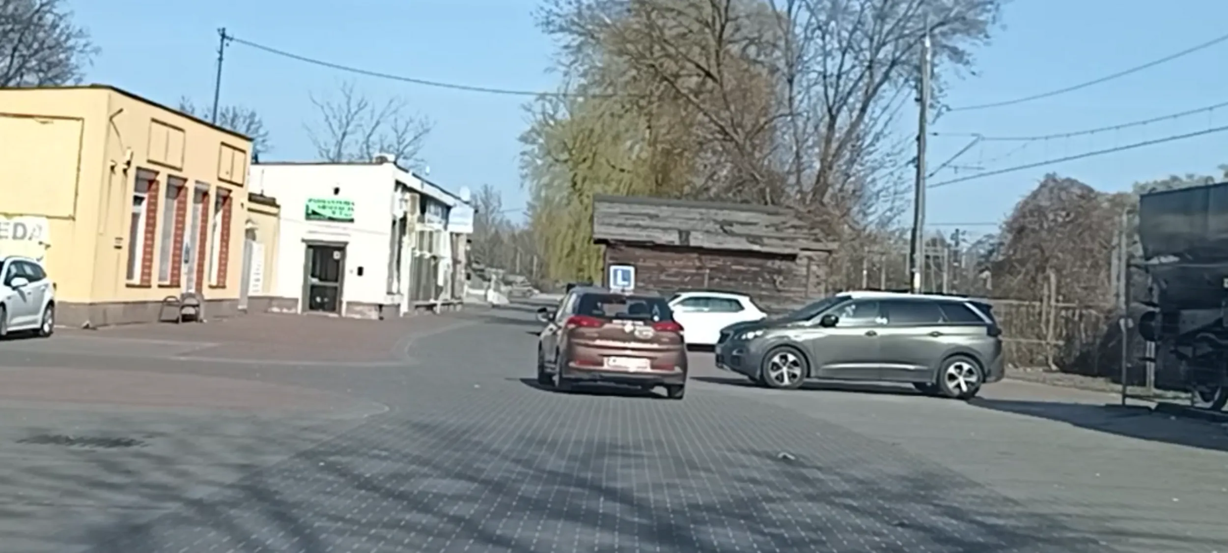 Na tym kursie z tą firmą kierowca uczy się jak stać na środku przejazdu i blokować ruch zamiast zaparkować na wyznaczonym miejscu na parkingu.