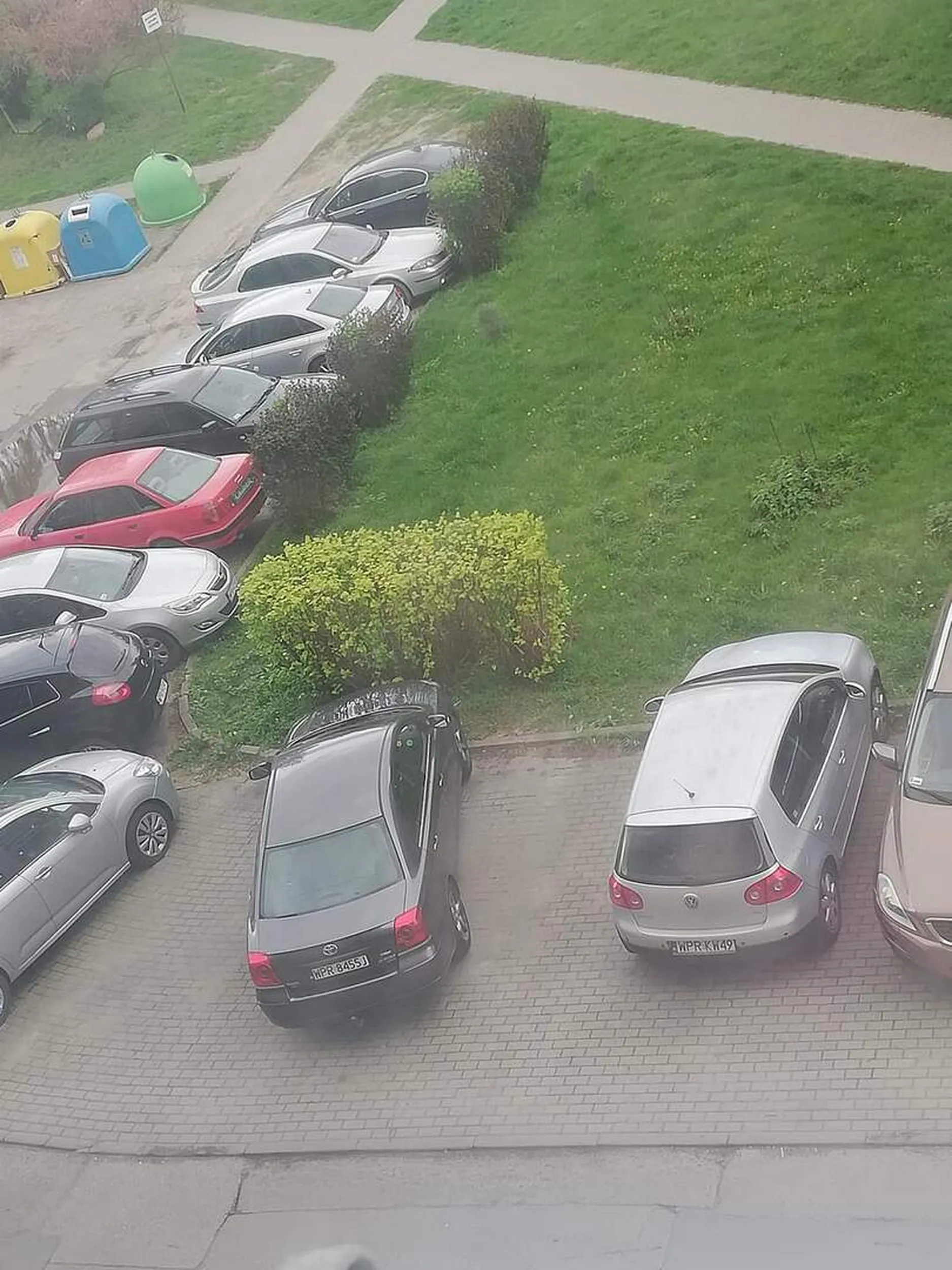 Zastanawiam się czy Pan ma prawo jazdy bo parkowanie nie idzie. Nic tam nie stało wcześniej, tak poprostu zaparkował mistrzunio.