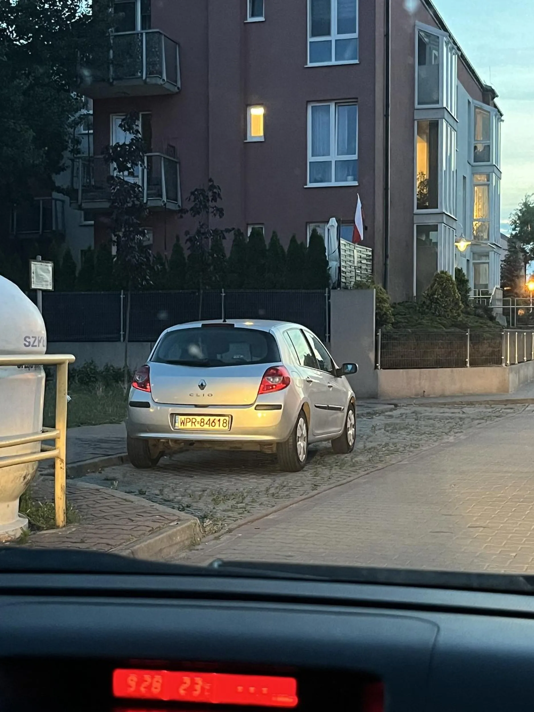 Parking jest na skos gościu