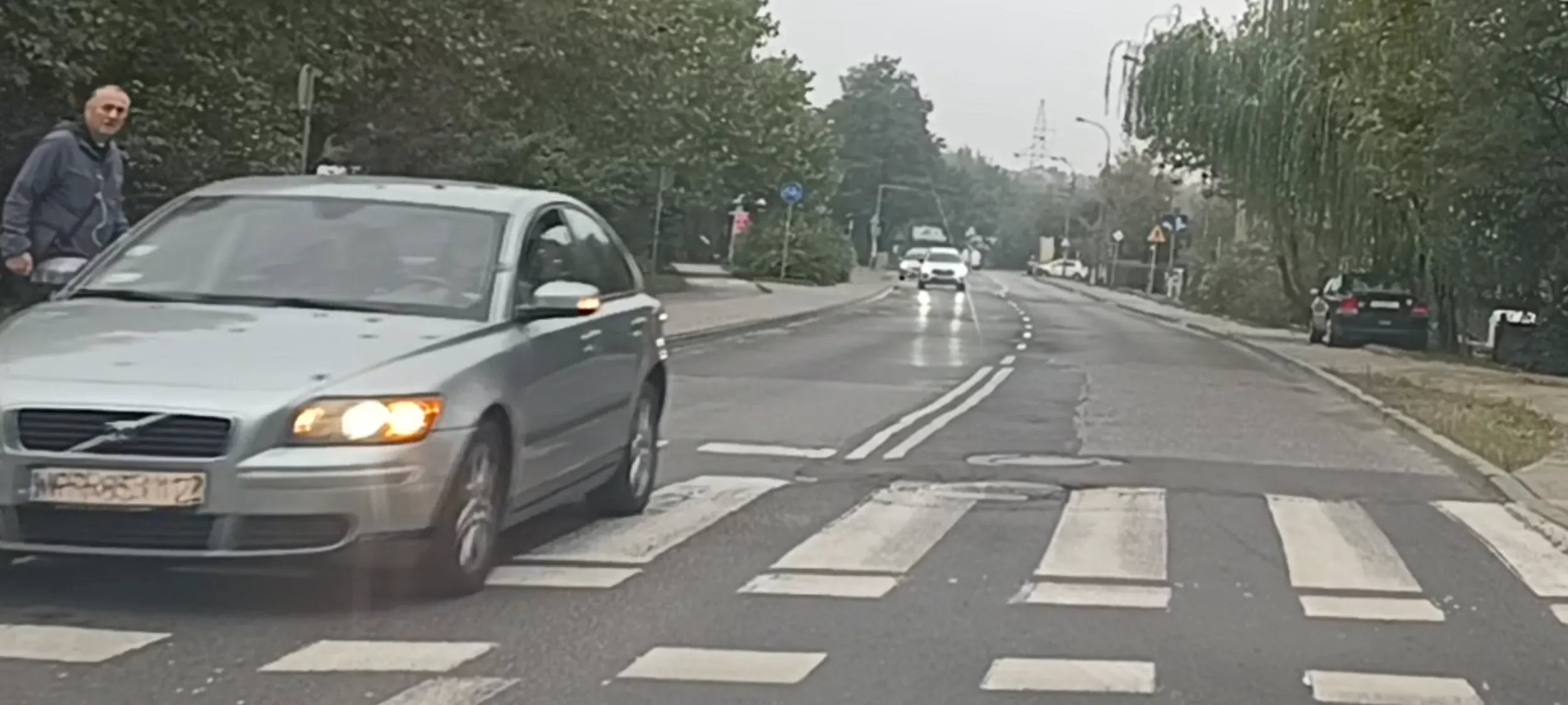 Przejazd przez przejście dla pieszych po palcach u nogi pieszego