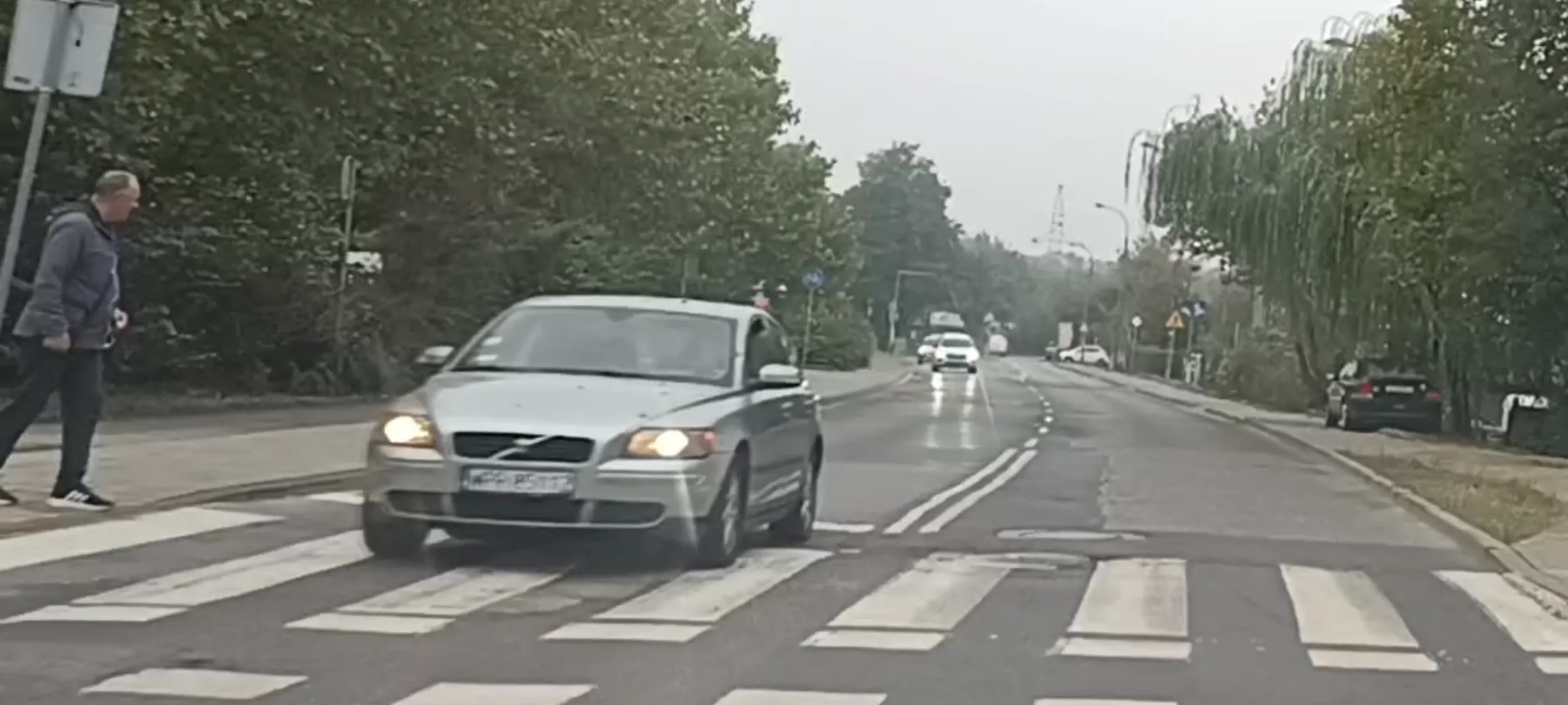 Przejazd przez przejście dla pieszych po palcach u nogi pieszego